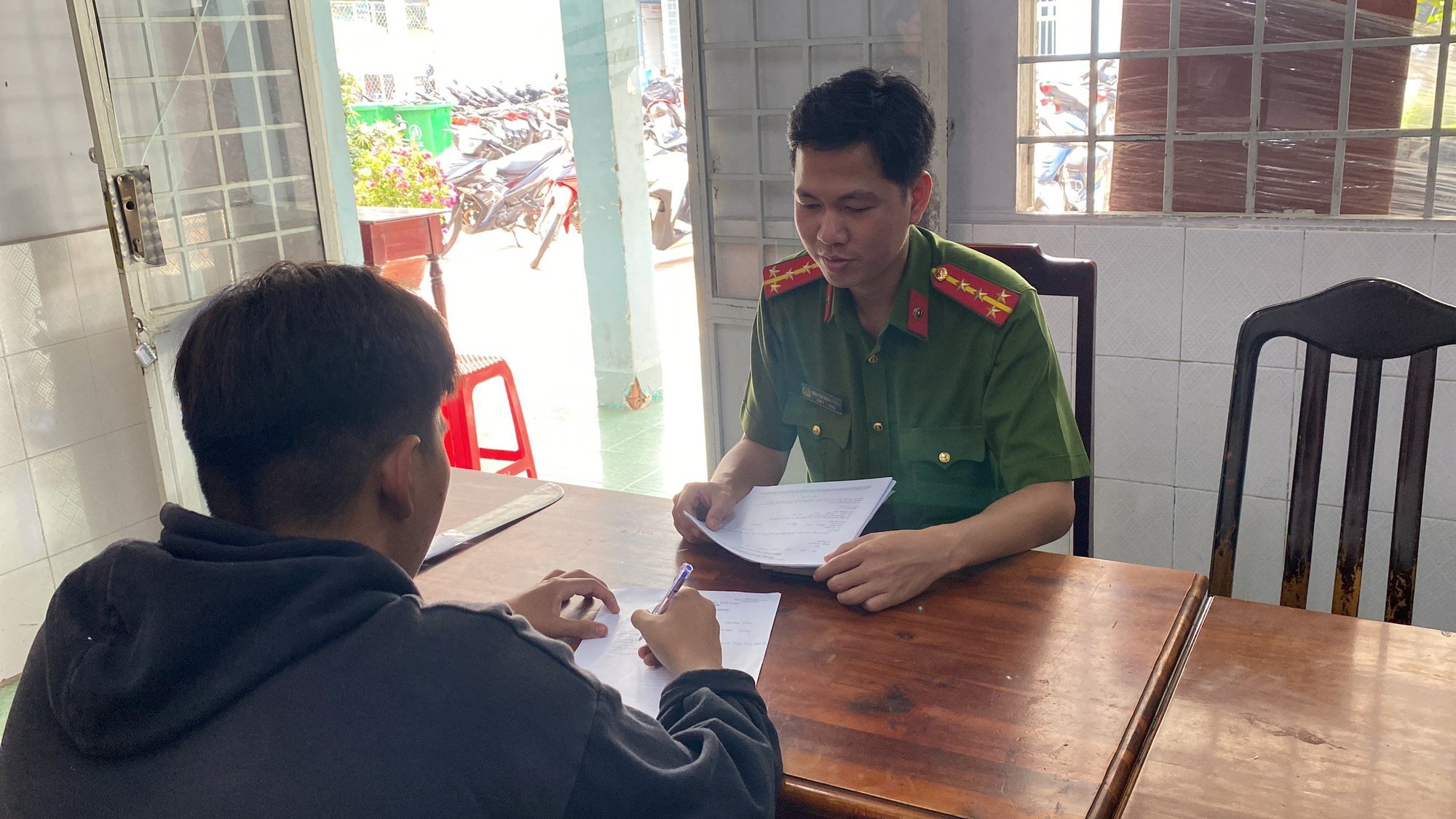 Nh&oacute;m thanh ni&ecirc;n lao tr&ecirc;n đường ở quận 12 với nhiều hung kh&iacute; đ&aacute;ng sợ  - Ảnh 2.