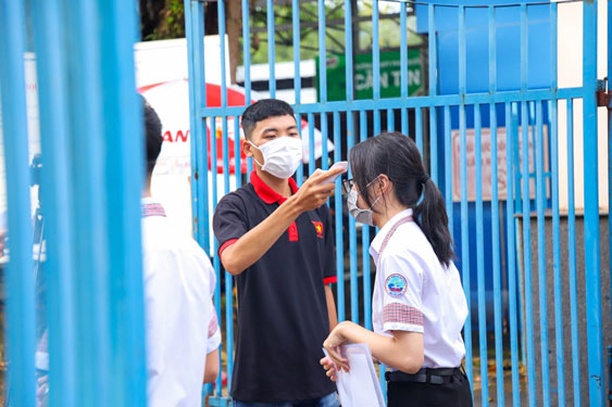 Mồ côi, trở thành đảng viên khi 18 tuổi
