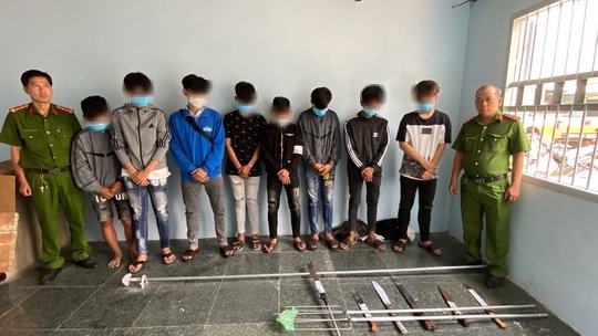 Nh&oacute;m thanh ni&ecirc;n lao tr&ecirc;n đường ở quận 12 với nhiều hung kh&iacute; đ&aacute;ng sợ  - Ảnh 1.