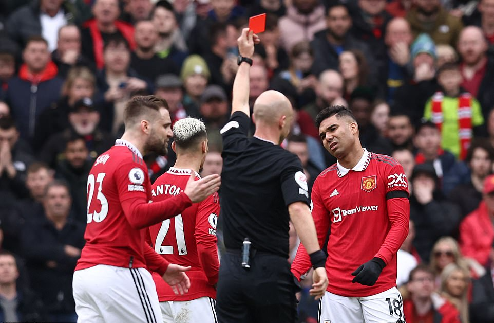 Man United chia điểm đội chót bảng, Arsenal vững ngôi số 1