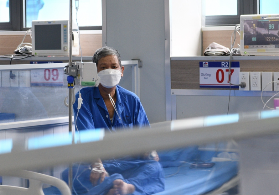 Dịch COVID-19 hôm nay: Bệnh nhân nặng tăng gấp đôi
