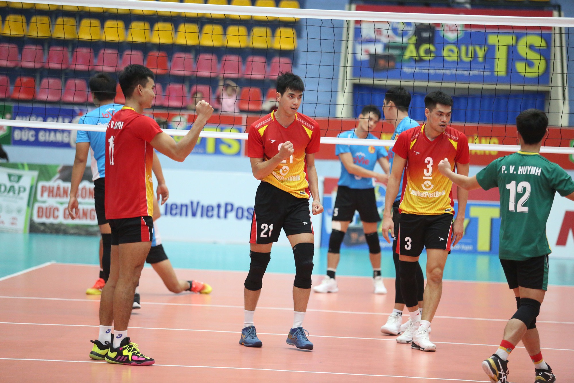 Đương kim vô địch Ninh Bình Lienvietpostbank có chiến thắng đầu tay tại Giải Bóng chuyền VĐQG