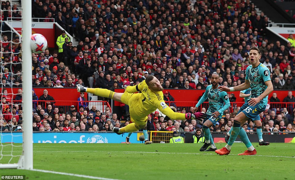 Man United chia điểm đội chót bảng, Arsenal vững ngôi số 1 - Ảnh 4.