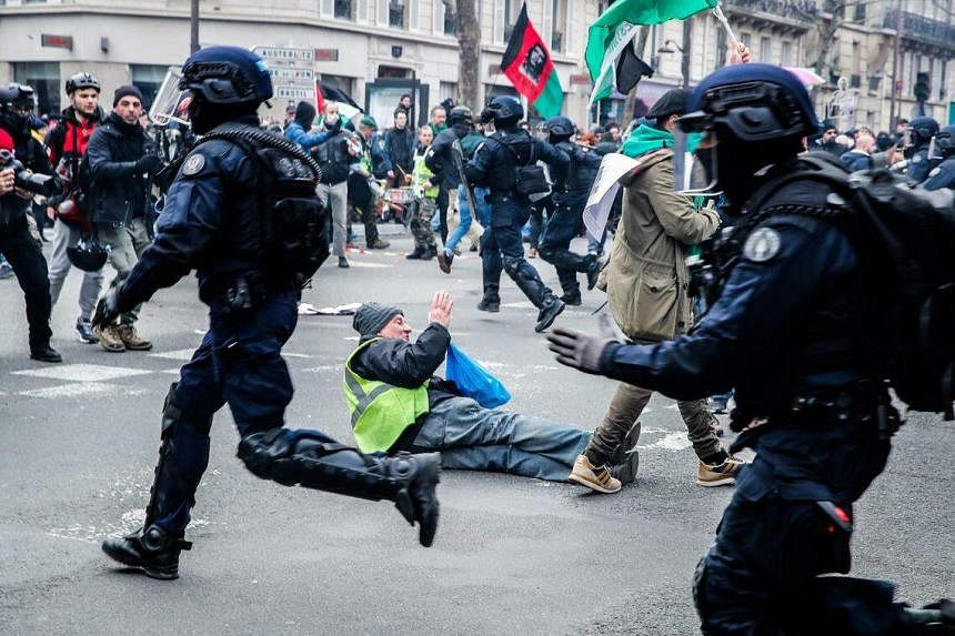 Pháp ngày càng "nóng" vì cải cách lương hưu của Tổng thống Macron