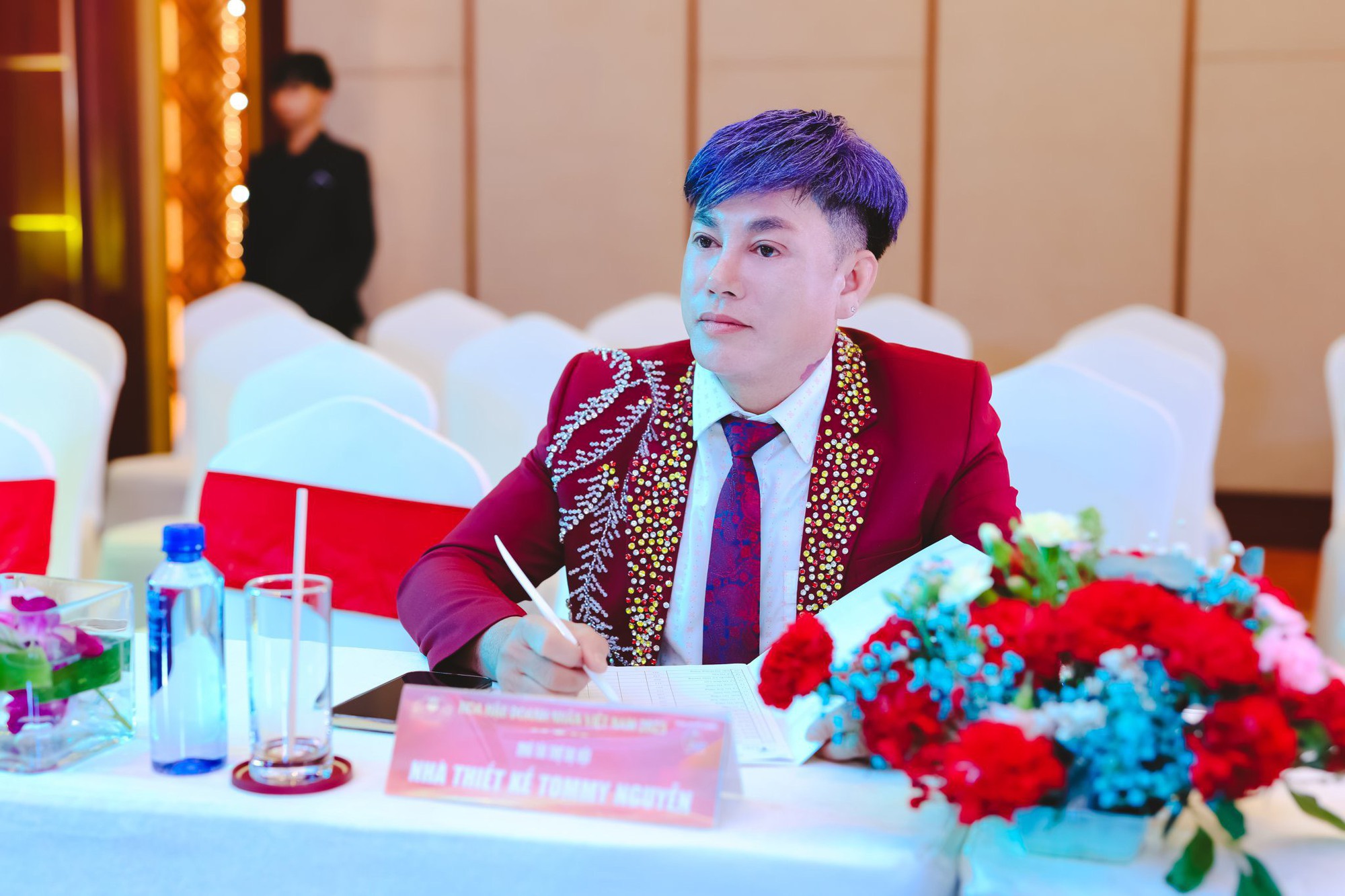 NTK Tommy Nguyễn làm bừng sáng các thí sinh tại bán kết Hoa hậu Doanh nhân Việt Nam