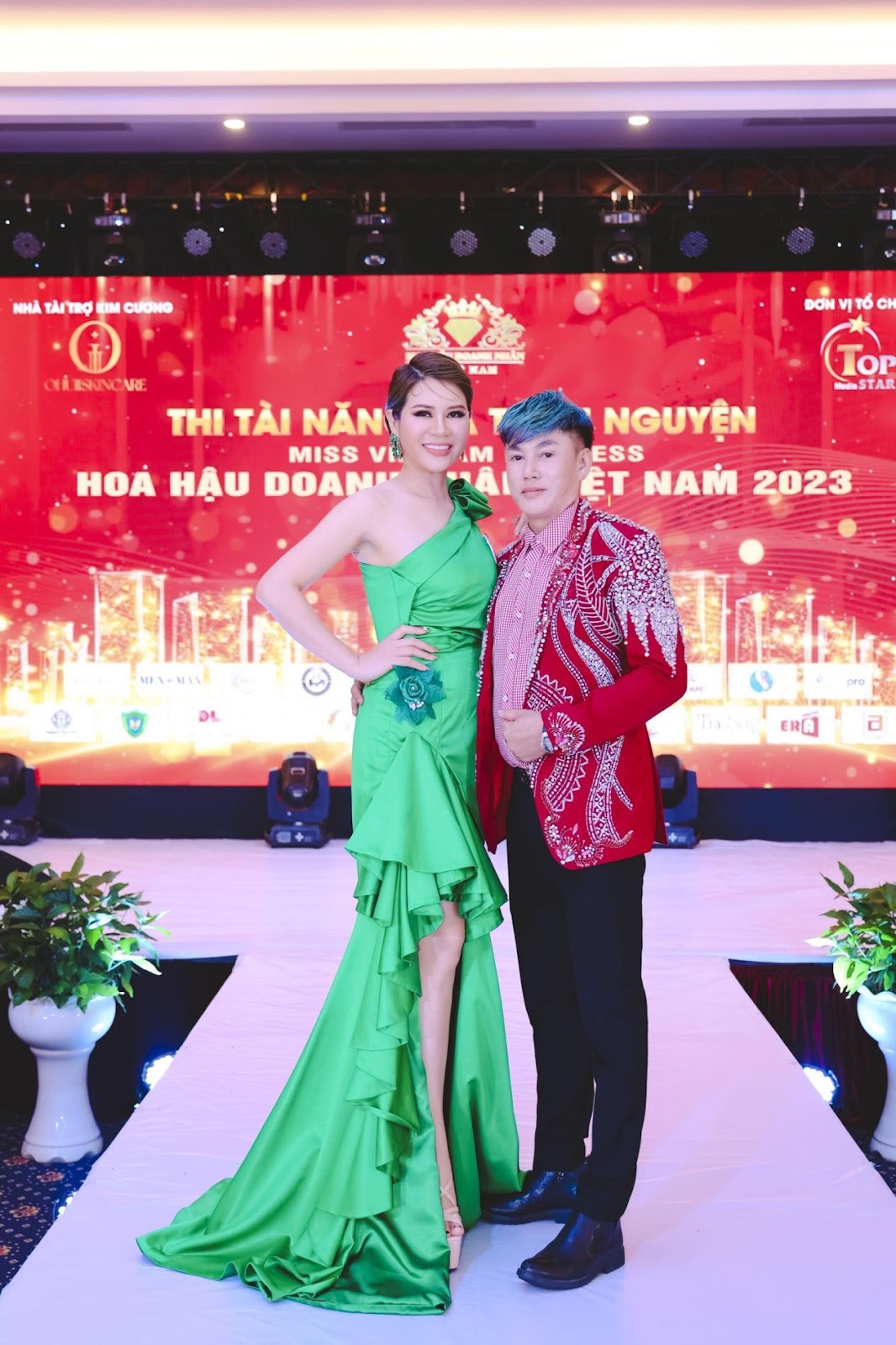 Đấu gi&aacute; th&agrave;nh c&ocirc;ng 250 triệu đồng &aacute;o dạ hội Tommy Nguyễn - Ảnh 9.