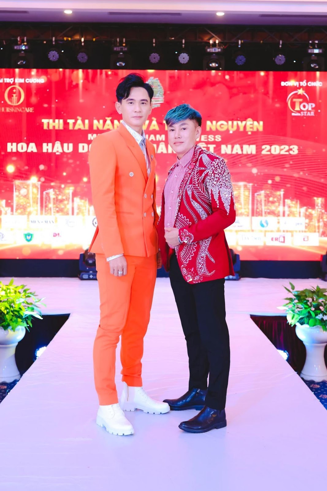 Đấu gi&aacute; th&agrave;nh c&ocirc;ng 250 triệu đồng &aacute;o dạ hội Tommy Nguyễn - Ảnh 7.