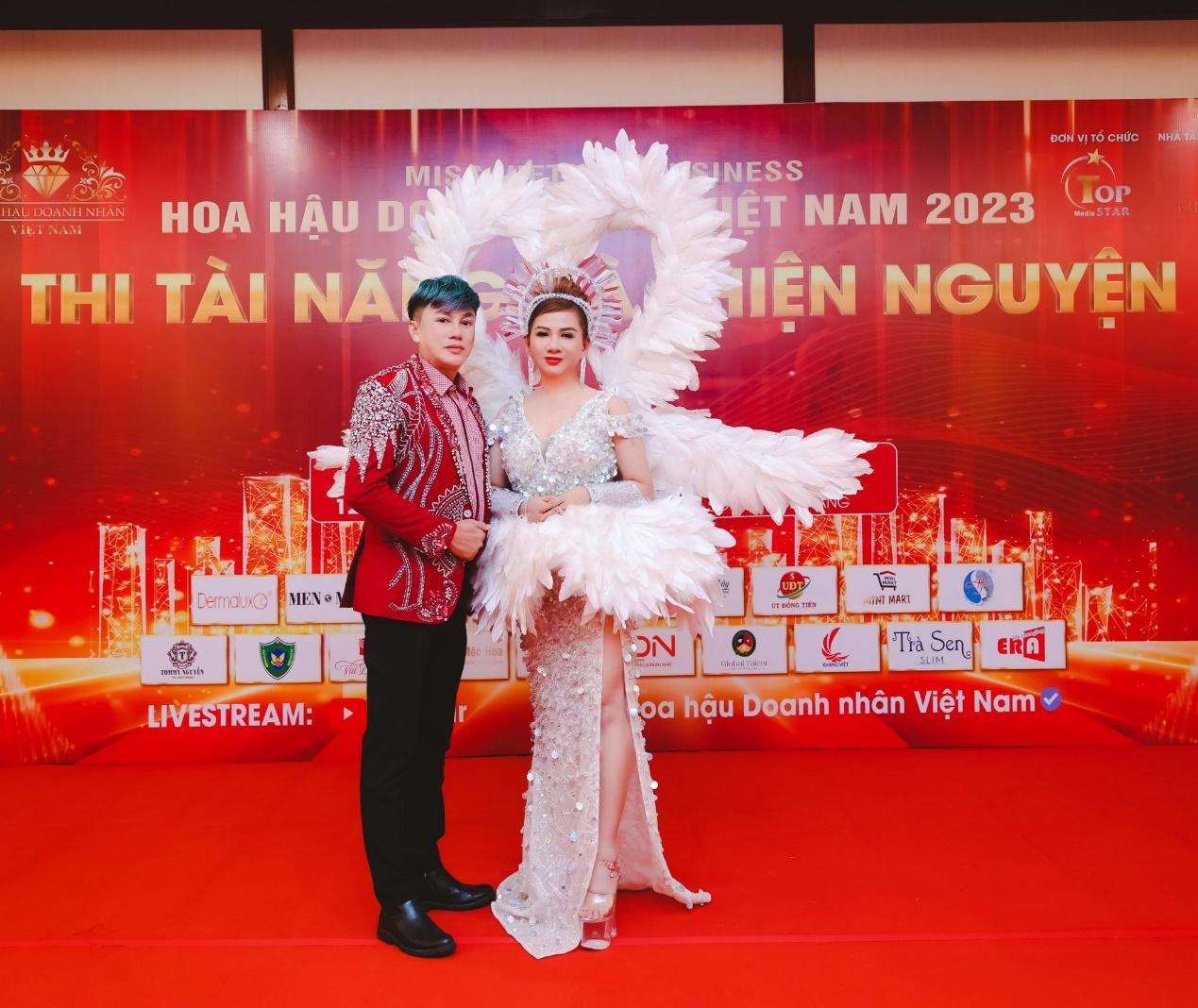 Đấu gi&aacute; th&agrave;nh c&ocirc;ng 250 triệu đồng &aacute;o dạ hội Tommy Nguyễn - Ảnh 6.