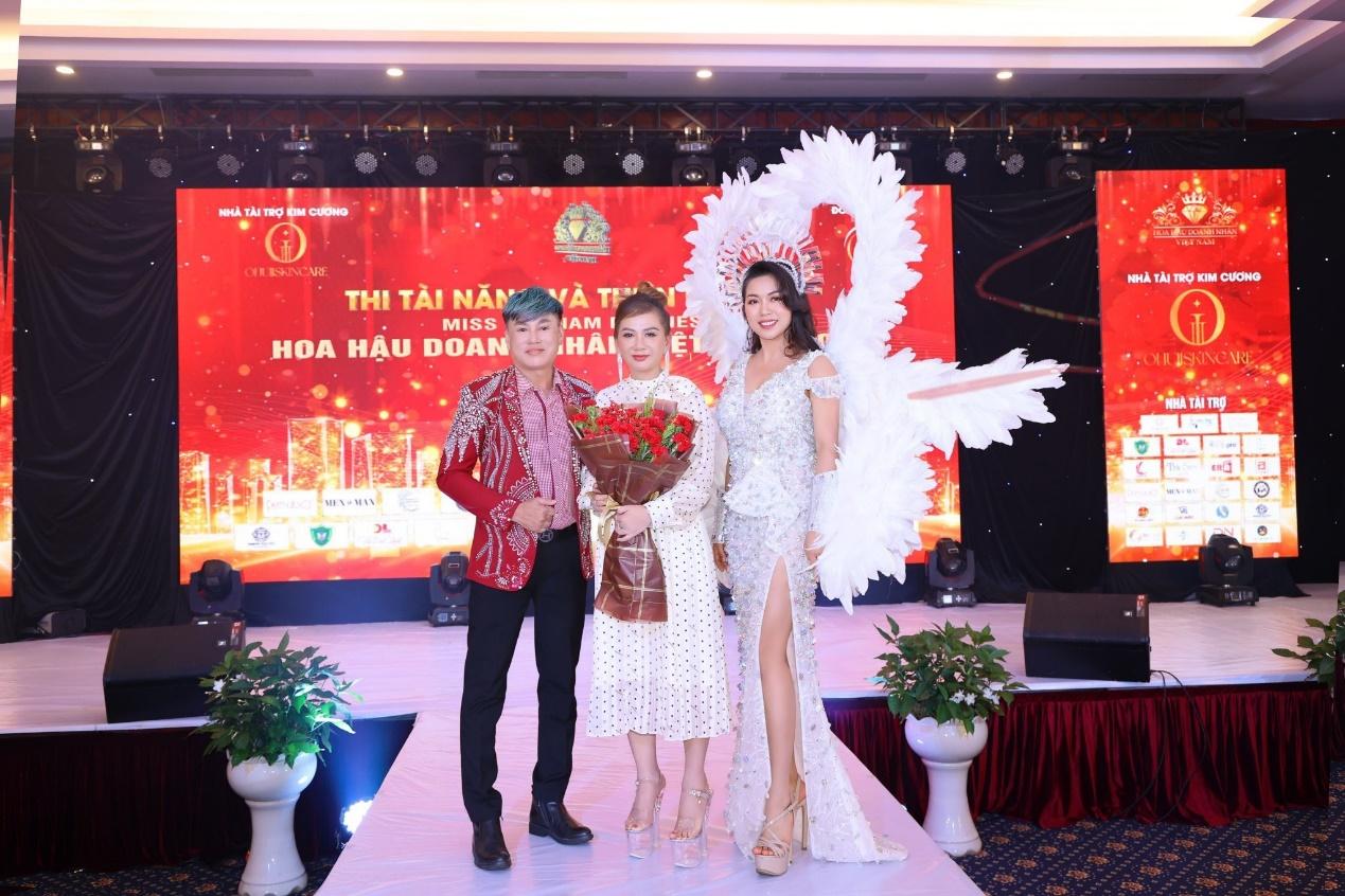 Đấu gi&aacute; th&agrave;nh c&ocirc;ng 250 triệu đồng &aacute;o dạ hội Tommy Nguyễn - Ảnh 5.