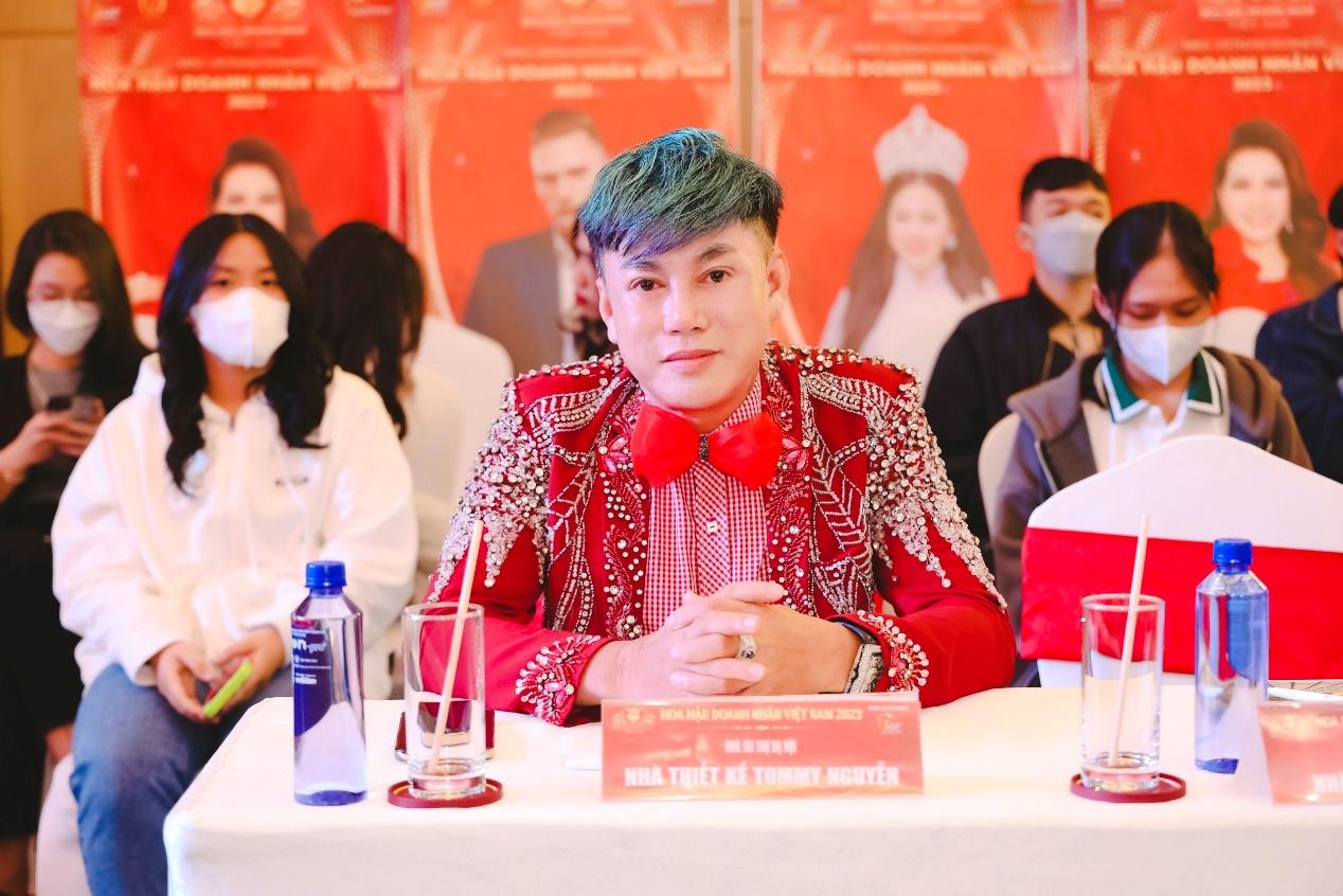 Đấu giá thành công áo dạ hội của Tommy Nguyễn