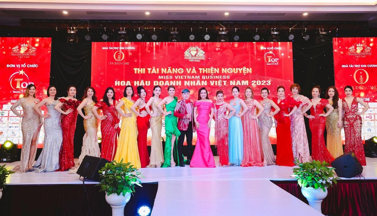 Đấu gi&aacute; th&agrave;nh c&ocirc;ng 250 triệu đồng &aacute;o dạ hội Tommy Nguyễn - Ảnh 2.