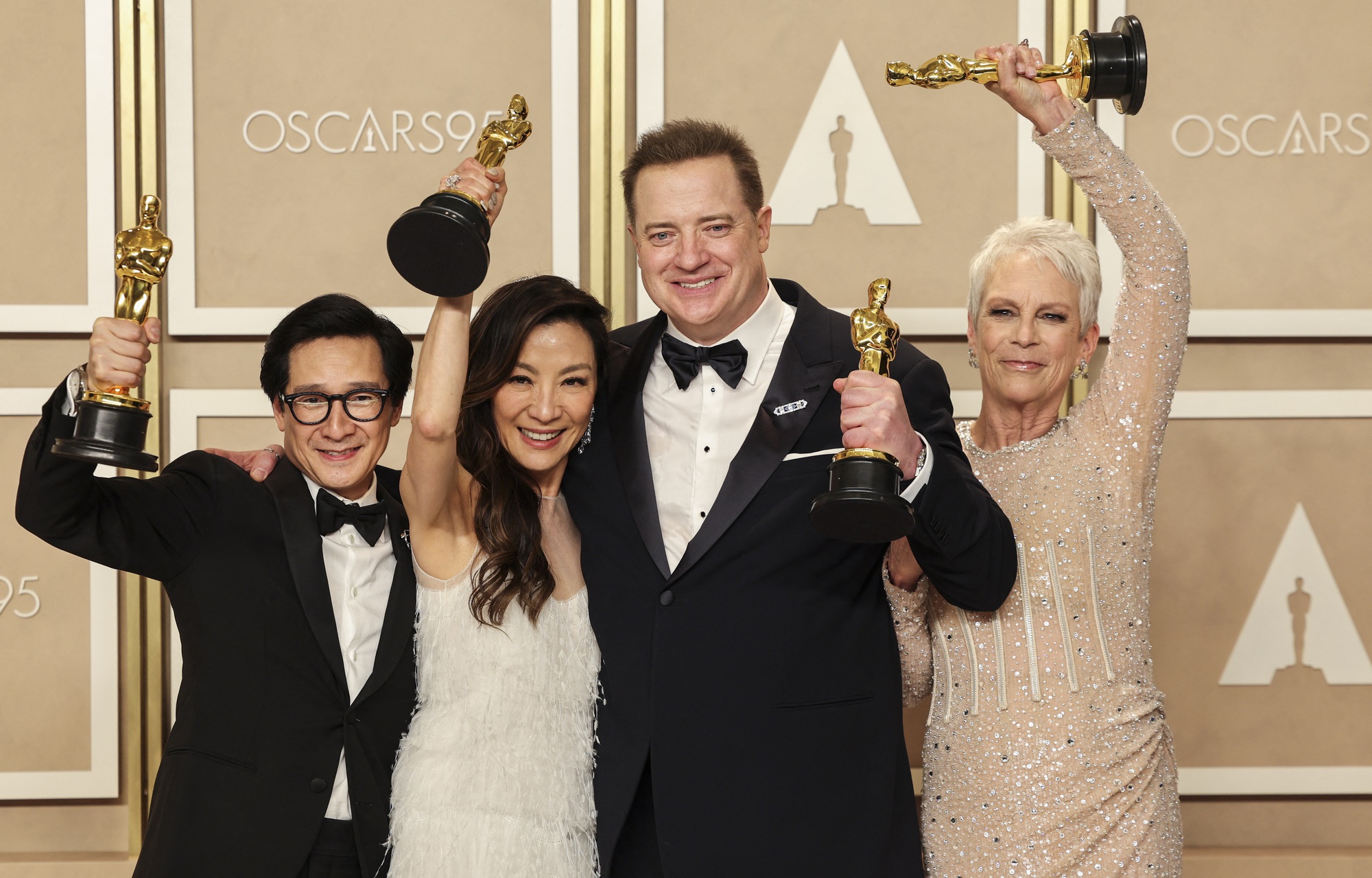 Dương Tử Quỳnh &ldquo;đ&aacute; x&eacute;o&rdquo; ph&oacute;ng vi&ecirc;n CNN tr&ecirc;n s&acirc;n khấu lễ trao giải Oscar 2023 - Ảnh 10.