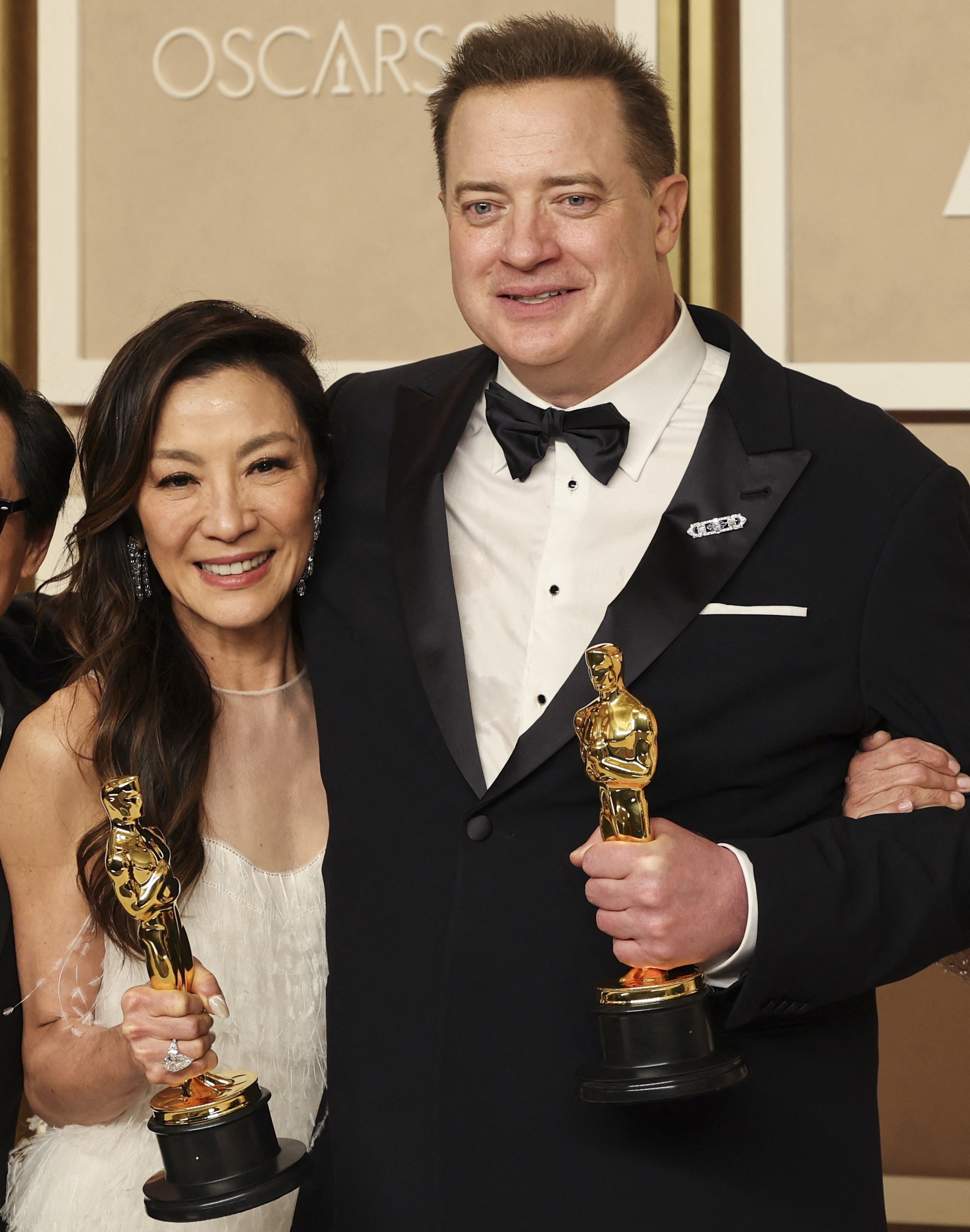 Dương Tử Quỳnh &ldquo;đ&aacute; x&eacute;o&rdquo; ph&oacute;ng vi&ecirc;n CNN tr&ecirc;n s&acirc;n khấu lễ trao giải Oscar 2023 - Ảnh 7.