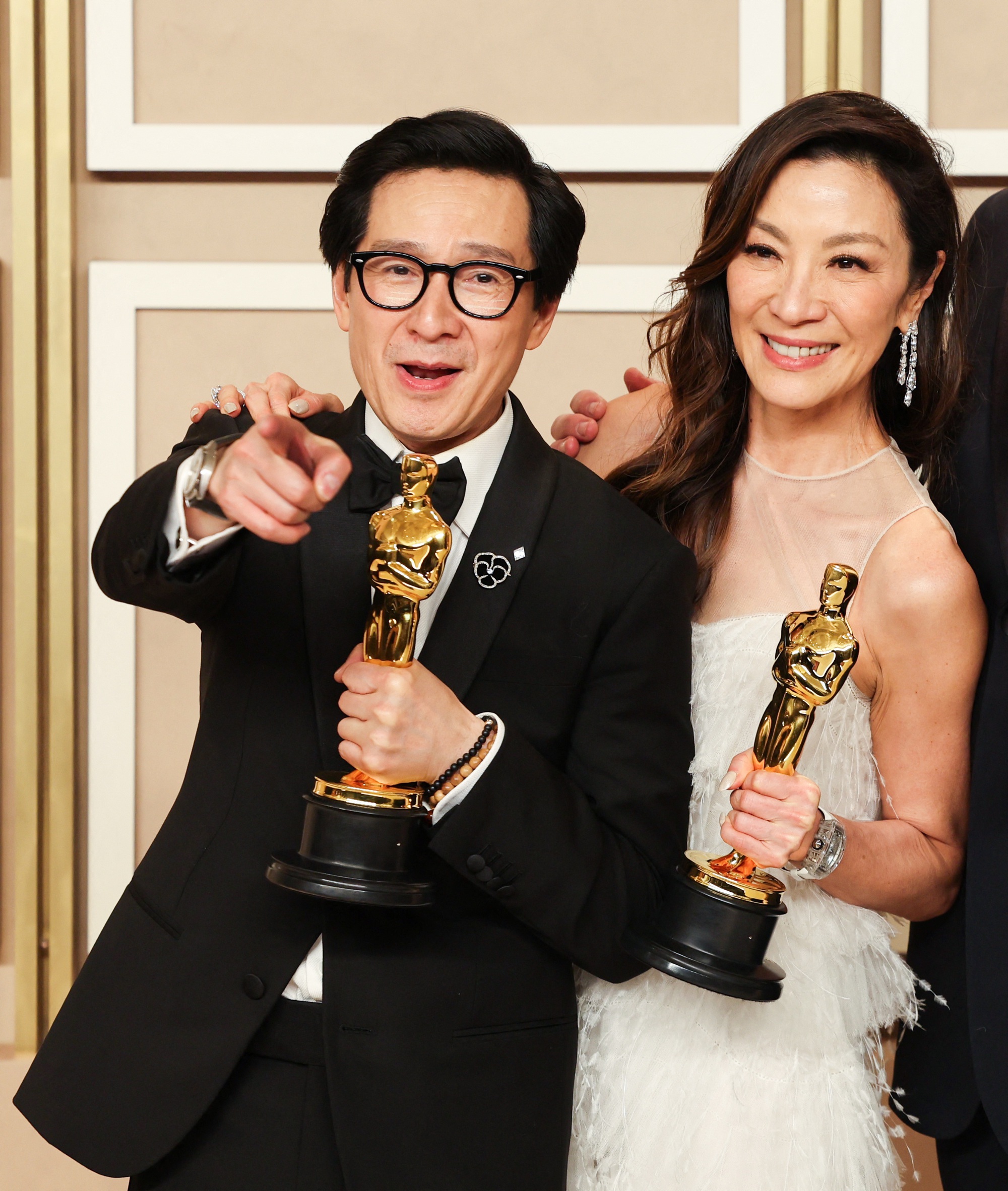 Dương Tử Quỳnh &ldquo;đ&aacute; x&eacute;o&rdquo; ph&oacute;ng vi&ecirc;n CNN tr&ecirc;n s&acirc;n khấu lễ trao giải Oscar 2023 - Ảnh 9.