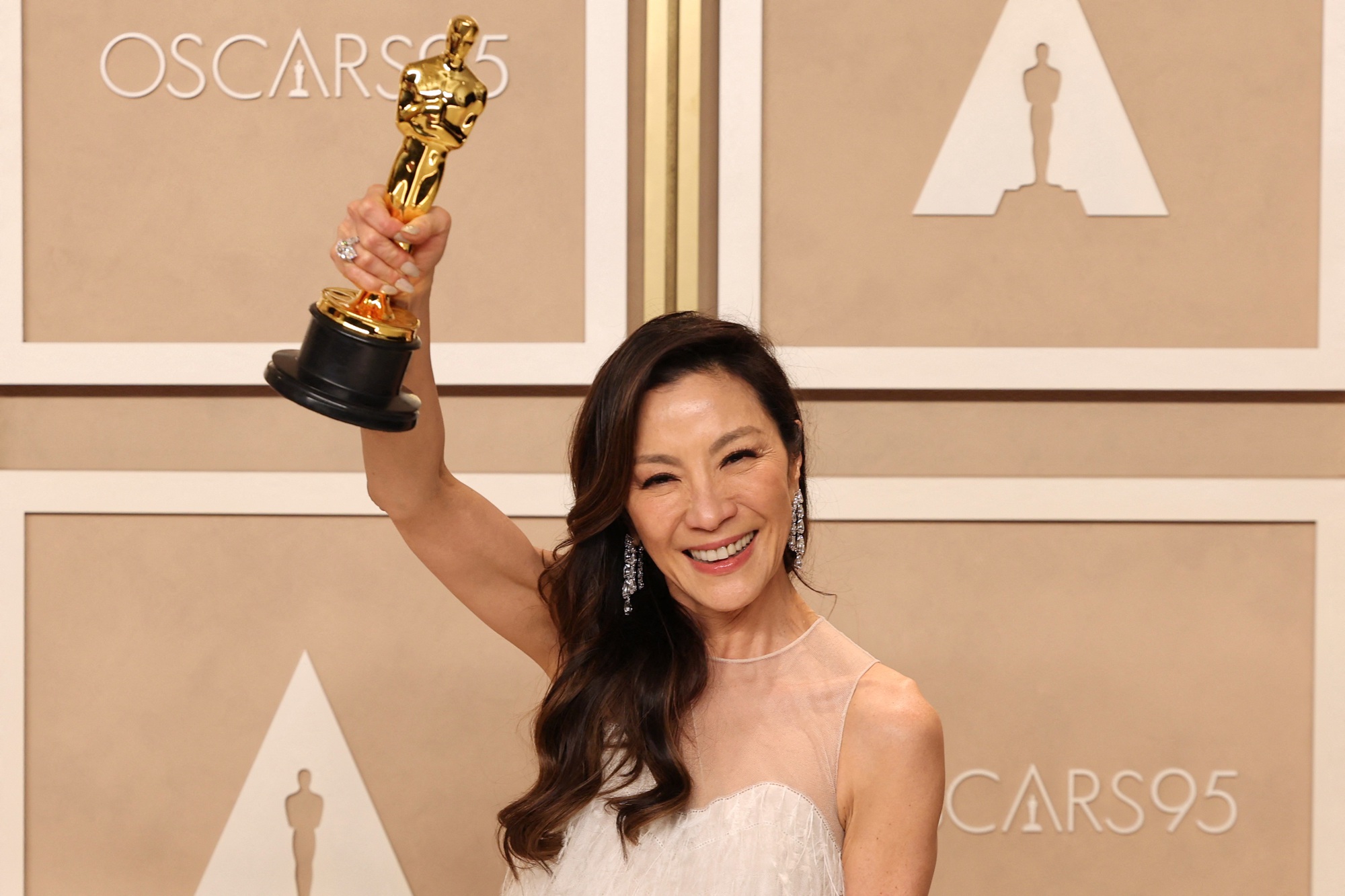 Dương Tử Quỳnh “đá xéo” phóng viên CNN trên sân khấu lễ trao giải Oscar 2023