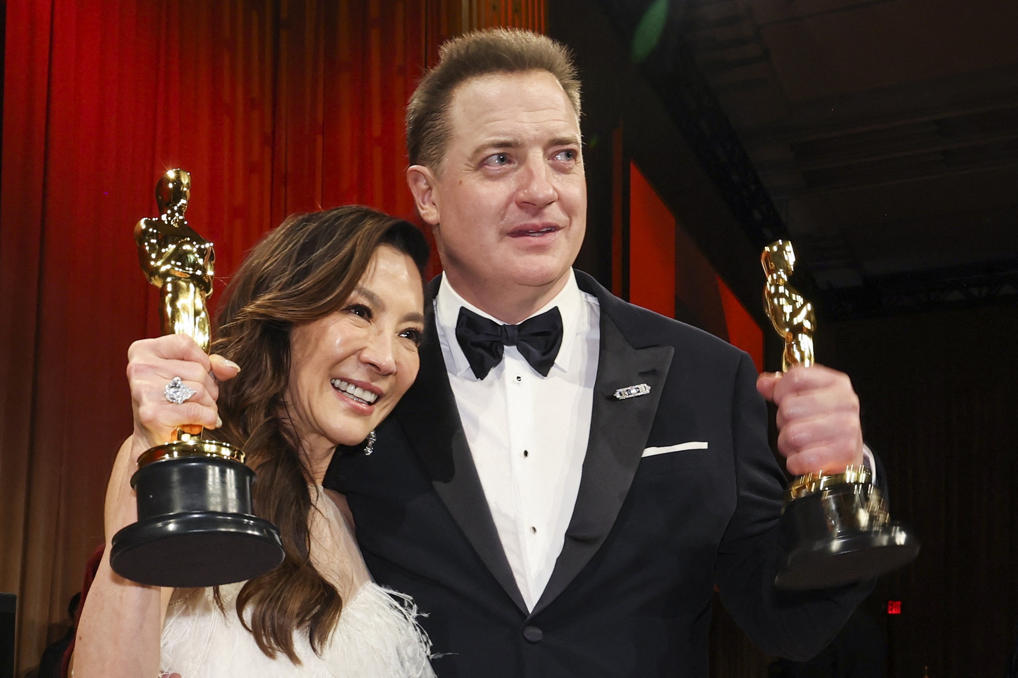 Dương Tử Quỳnh &ldquo;đ&aacute; x&eacute;o&rdquo; ph&oacute;ng vi&ecirc;n CNN tr&ecirc;n s&acirc;n khấu lễ trao giải Oscar 2023 - Ảnh 8.