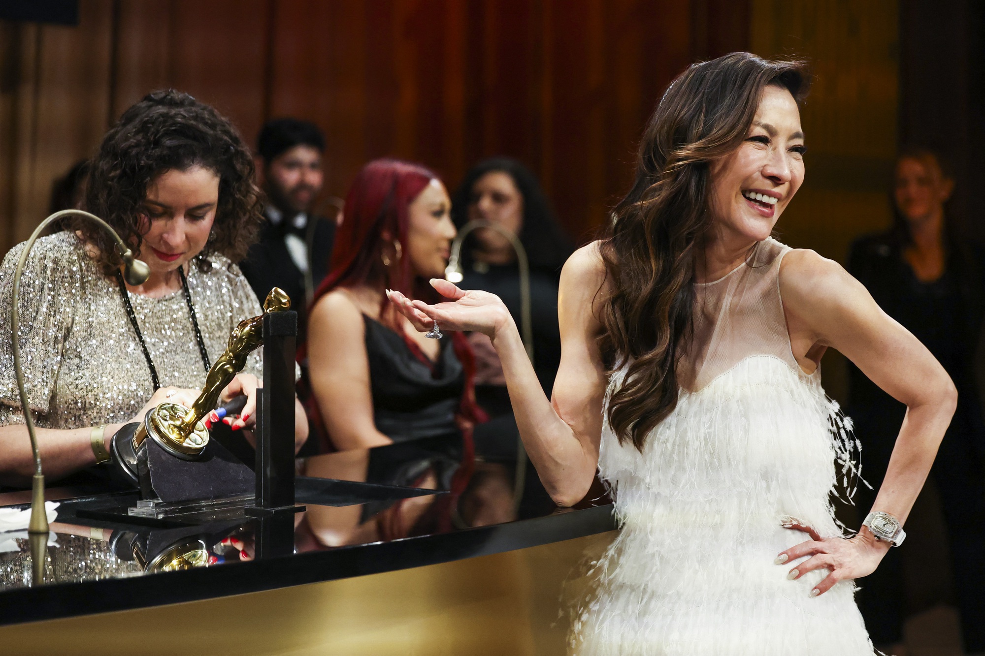 Dương Tử Quỳnh &ldquo;đ&aacute; x&eacute;o&rdquo; ph&oacute;ng vi&ecirc;n CNN tr&ecirc;n s&acirc;n khấu lễ trao giải Oscar 2023 - Ảnh 6.