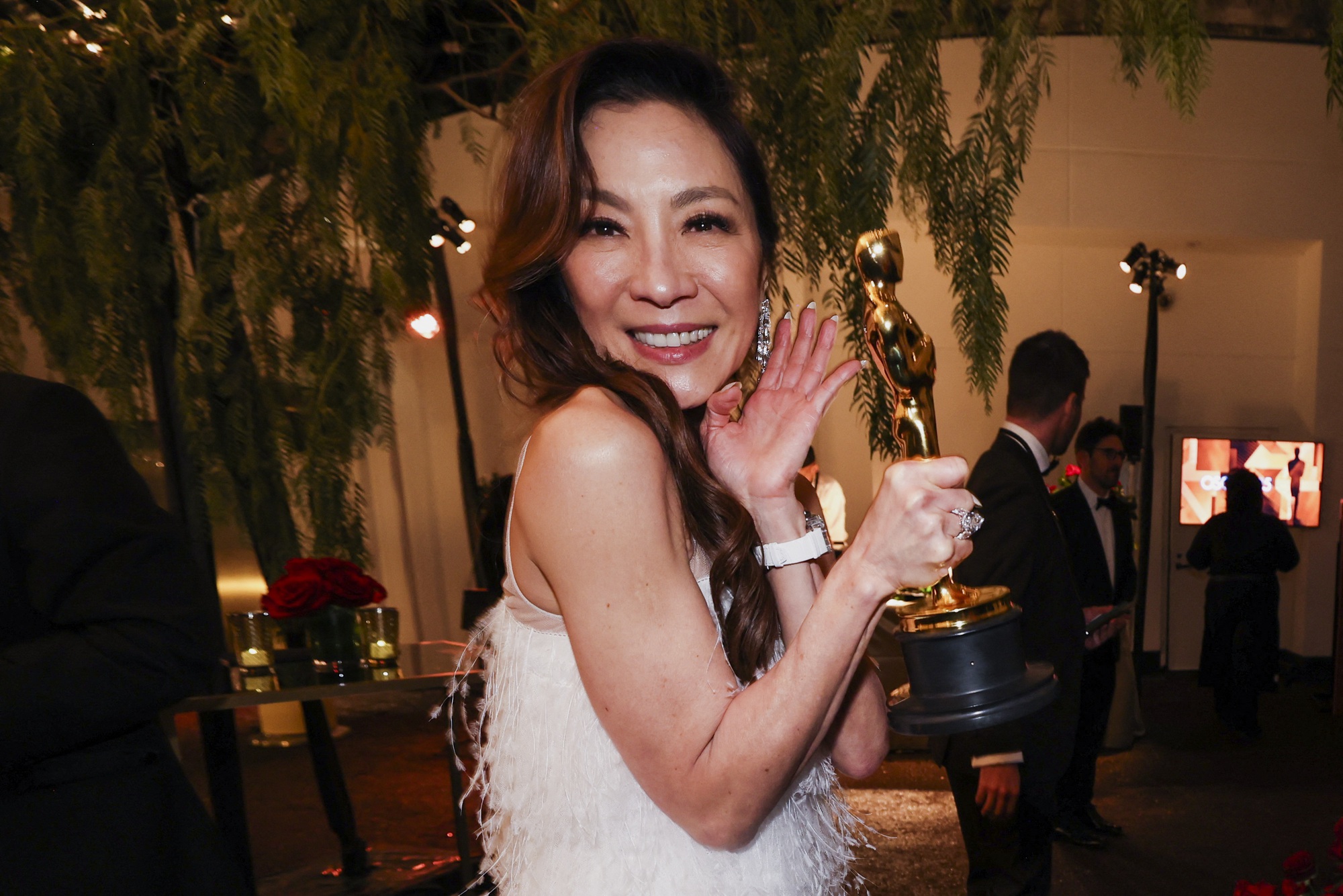 Dương Tử Quỳnh &ldquo;đ&aacute; x&eacute;o&rdquo; ph&oacute;ng vi&ecirc;n CNN tr&ecirc;n s&acirc;n khấu lễ trao giải Oscar 2023 - Ảnh 5.