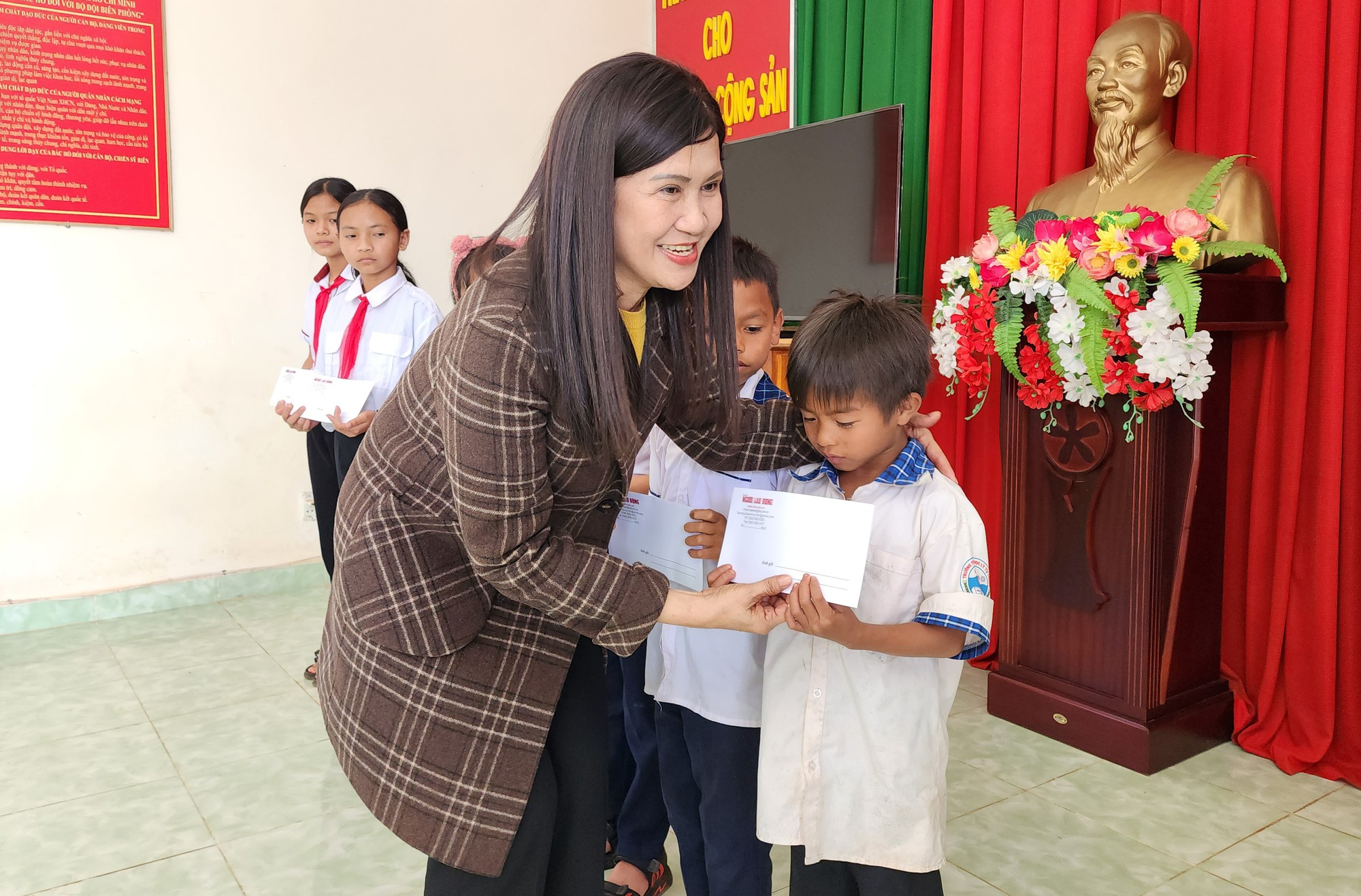 Cờ Tổ quốc bi&ecirc;n cương đến với huyện bi&ecirc;n giới Tuy Đức - Ảnh 5.