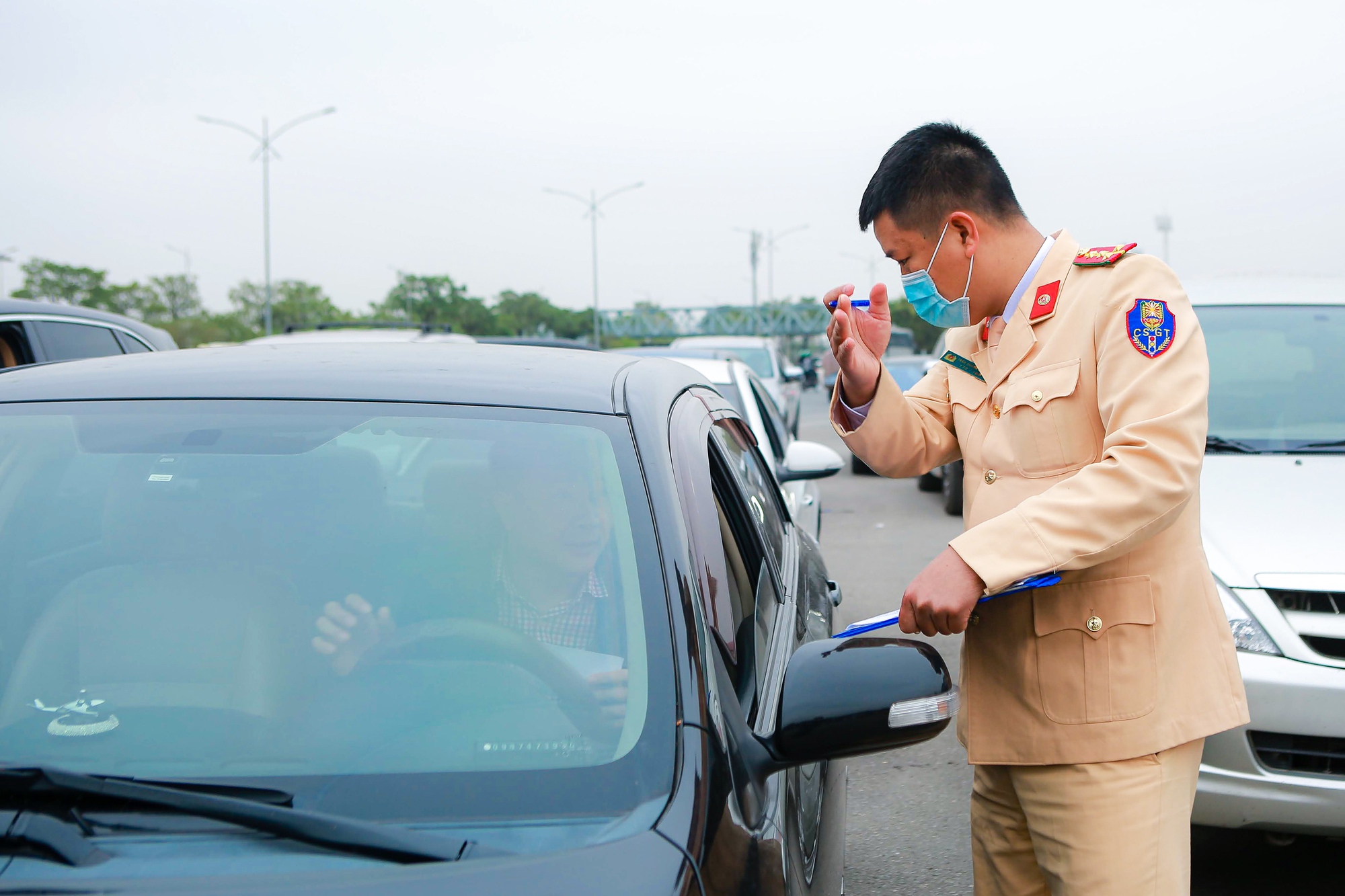 Clip: CSGT ph&aacute;t tem phiếu cho người d&acirc;n đi đăng kiểm - Ảnh 13.