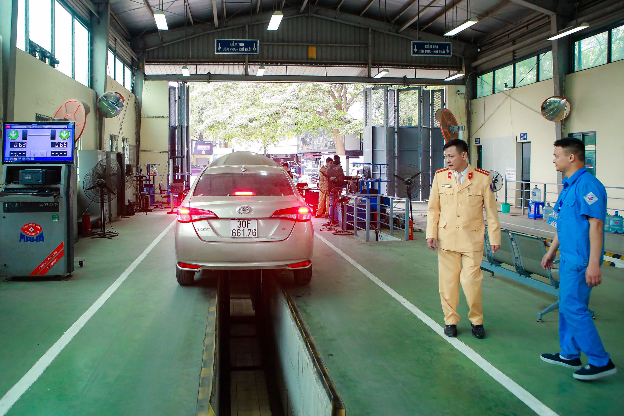 Clip: CSGT ph&aacute;t tem phiếu cho người d&acirc;n đi đăng kiểm - Ảnh 8.