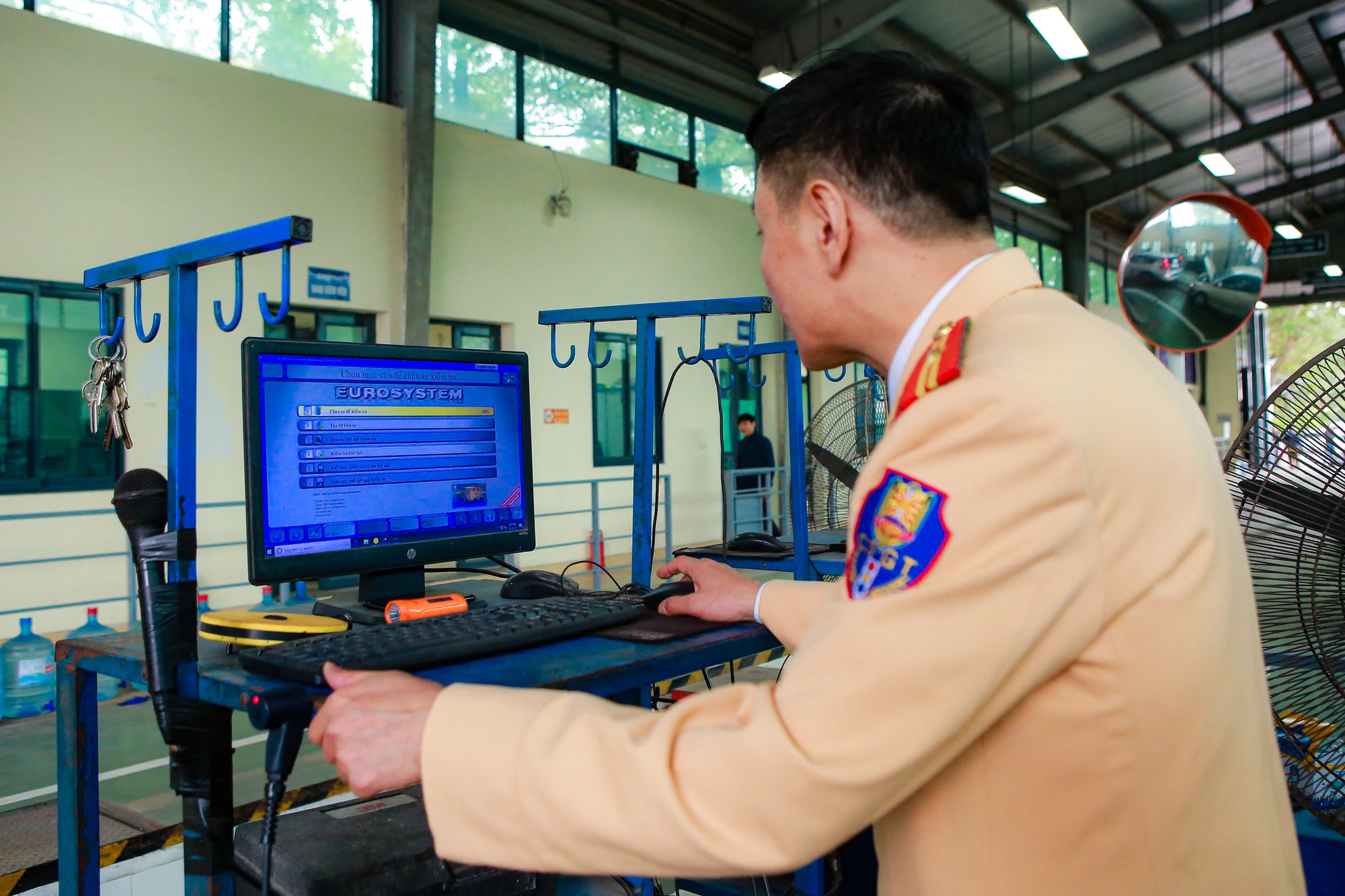 Clip: CSGT ph&aacute;t tem phiếu cho người d&acirc;n đi đăng kiểm - Ảnh 6.
