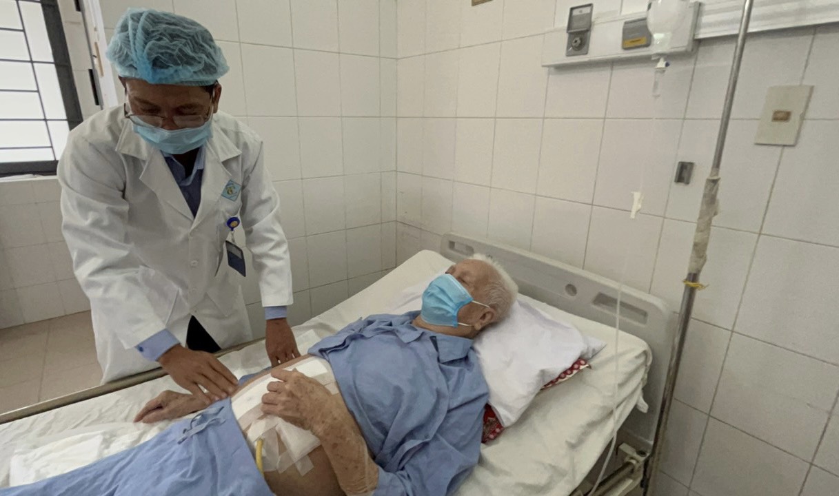Cụ &ocirc;ng 85 tuổi gặp nạn v&igrave; nuốt 2 tr&aacute;i ch&agrave; l&agrave; - Ảnh 3.