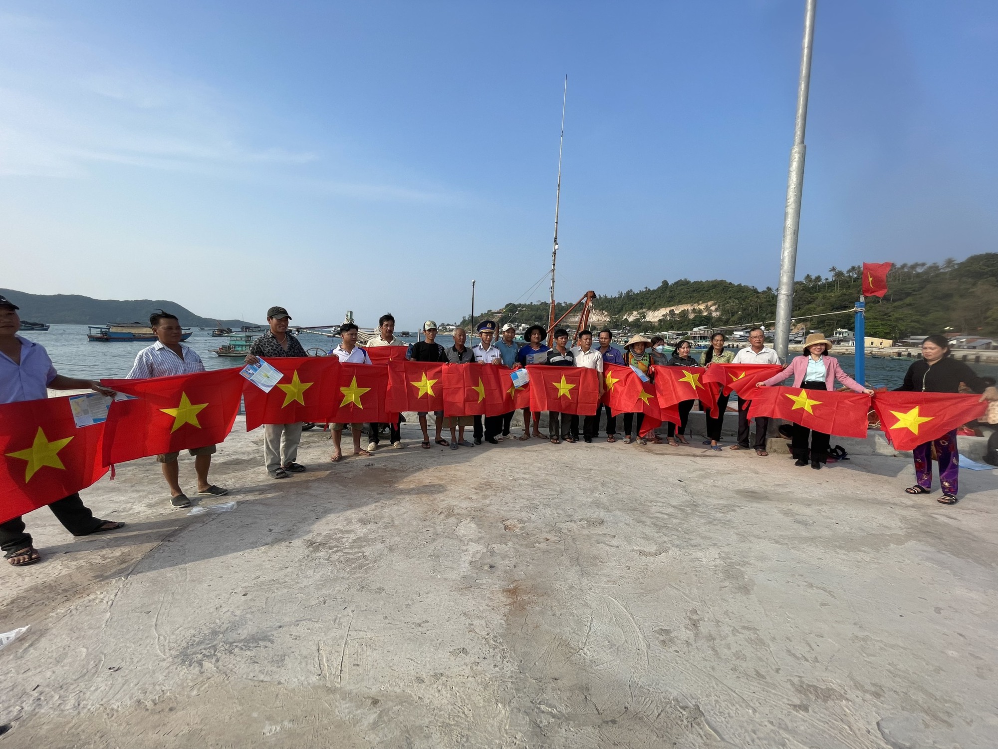 V&ugrave;ng Cảnh s&aacute;t biển 4 trao cờ Tổ quốc v&agrave; tuy&ecirc;n truyền về IUU - Ảnh 4.