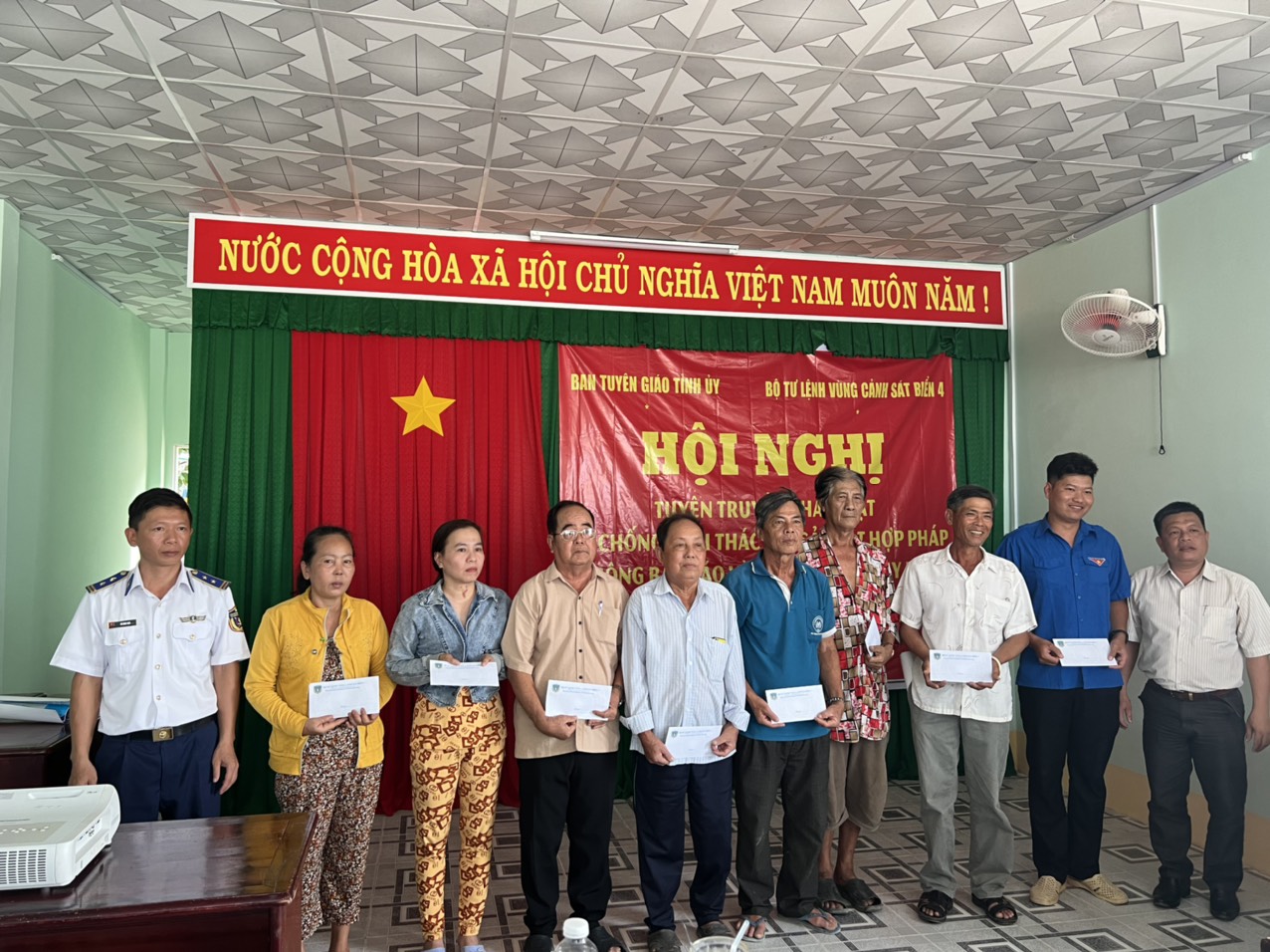 V&ugrave;ng Cảnh s&aacute;t biển 4 trao cờ Tổ quốc v&agrave; tuy&ecirc;n truyền về IUU - Ảnh 3.