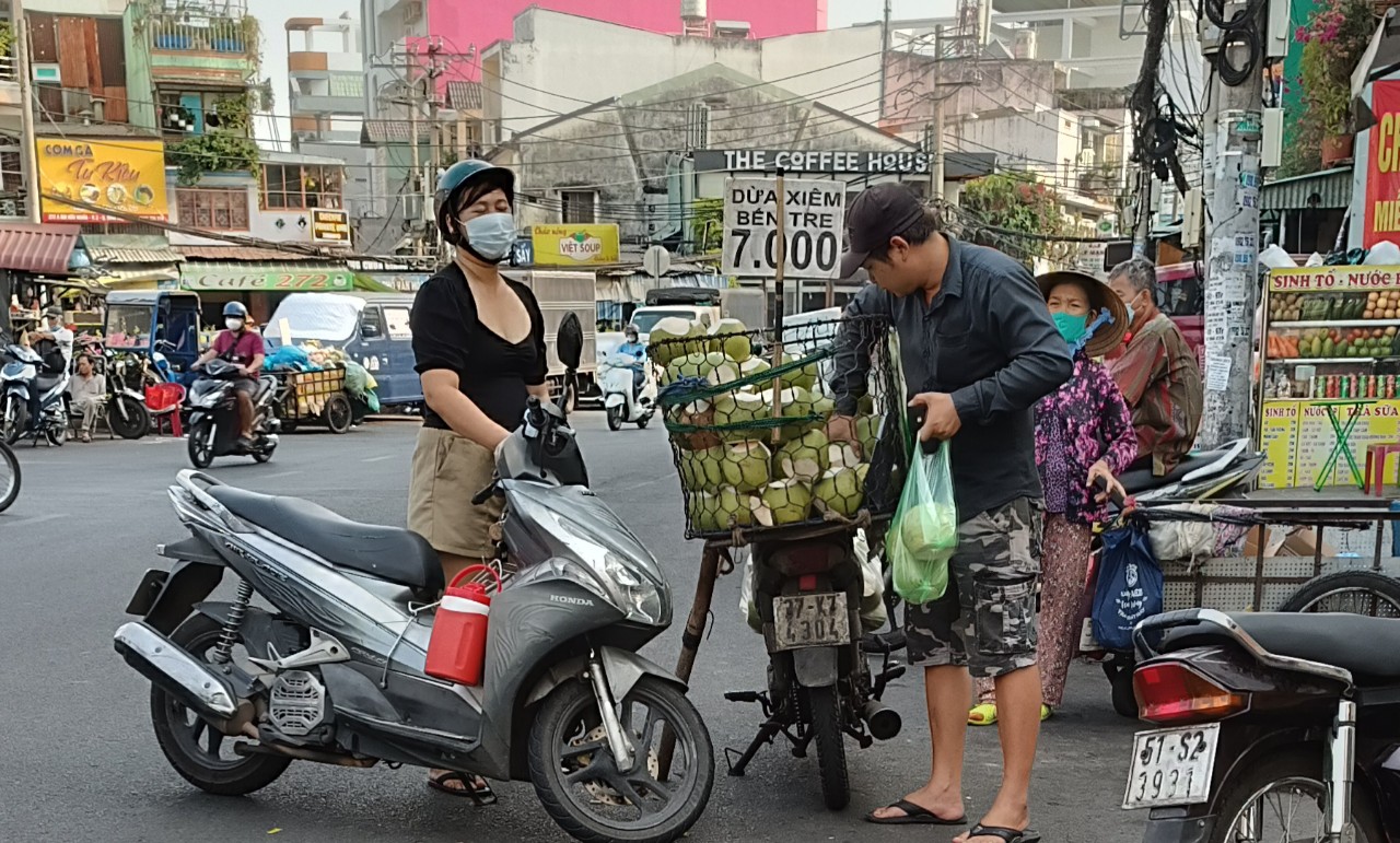 Vì sao dừa tươi rẻ bèo giữa mùa nắng nóng gay gắt?