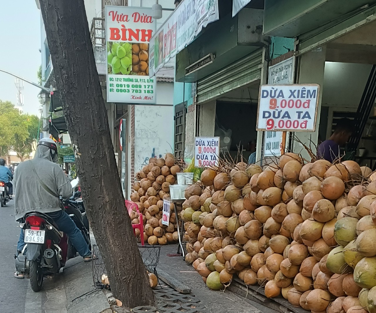 Vì sao dừa tươi rẻ bèo giữa mùa nắng nóng gay gắt? - Ảnh 2.