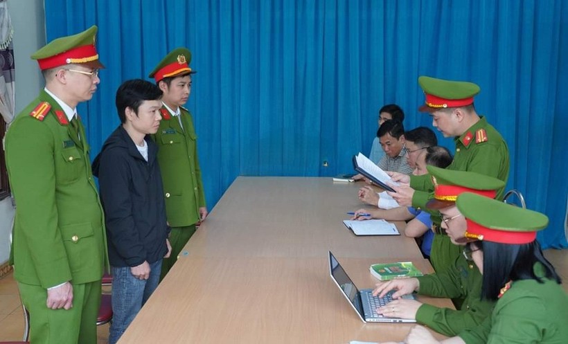 Bắt một đăng kiểm viên bậc cao