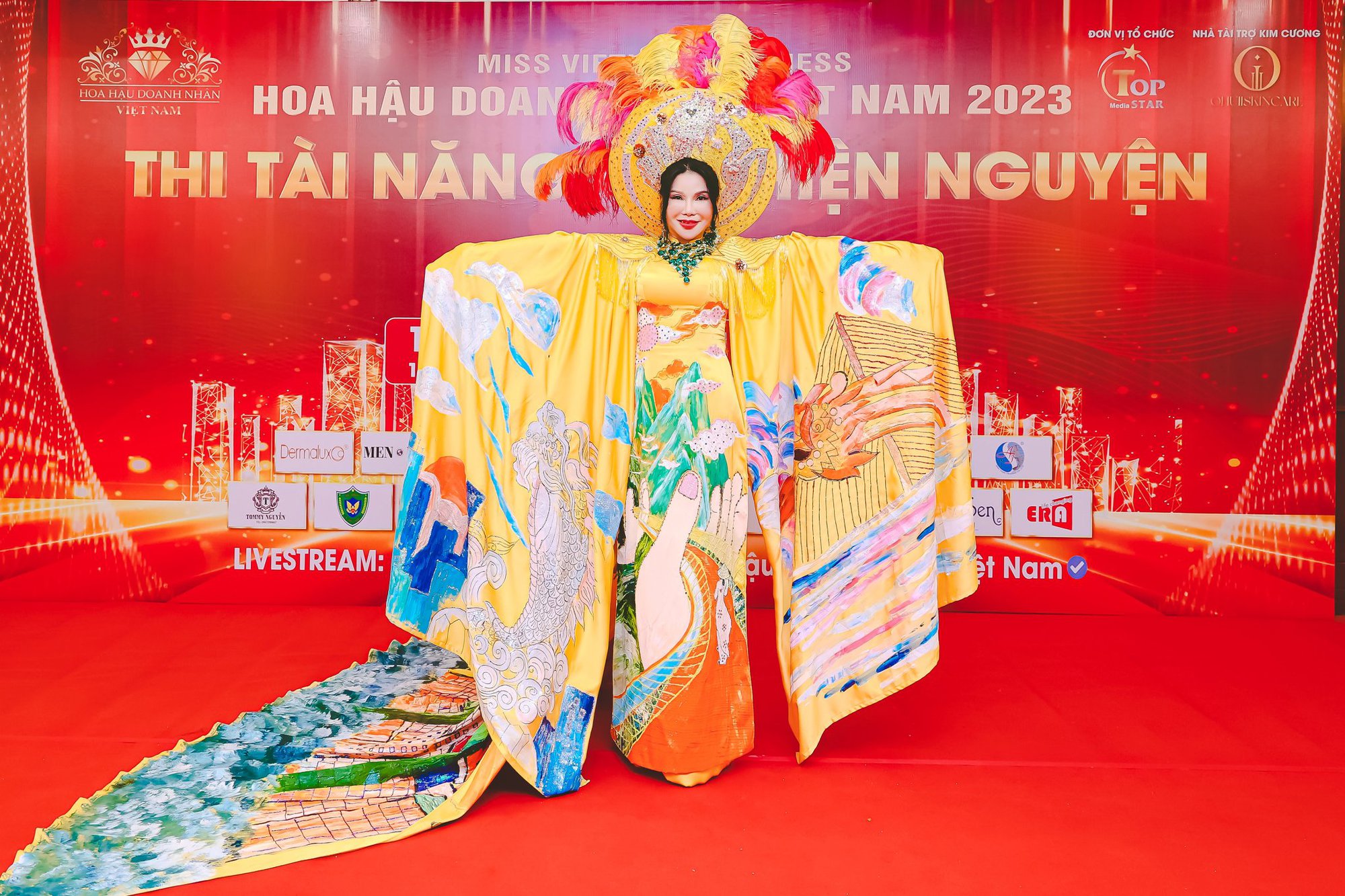 Bất ngờ với m&agrave;n đấu gi&aacute; tại cuộc thi Hoa hậu Doanh nh&acirc;n Việt Nam 2023 - Ảnh 2.