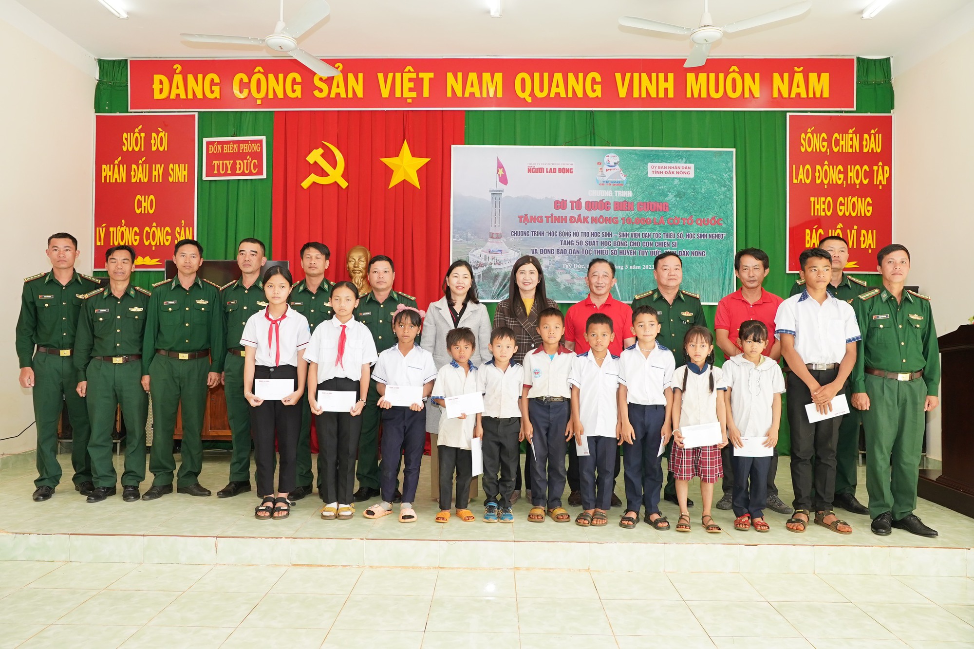 Cờ Tổ quốc bi&ecirc;n cương đến với huyện bi&ecirc;n giới Tuy Đức - Ảnh 6.