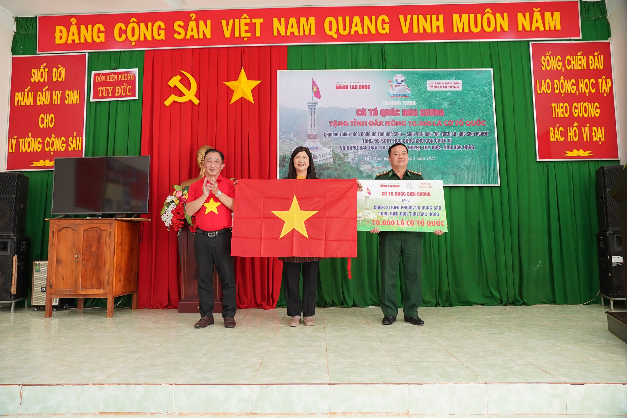 Cờ Tổ quốc bi&ecirc;n cương đến với huyện bi&ecirc;n giới Tuy Đức - Ảnh 1.