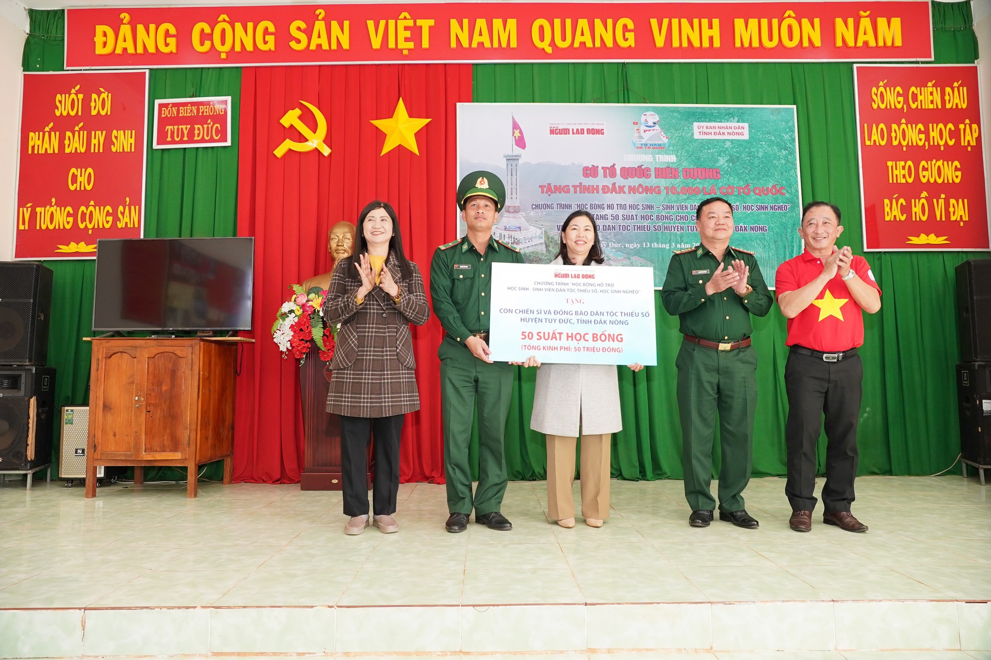 Cờ Tổ quốc bi&ecirc;n cương đến với huyện bi&ecirc;n giới Tuy Đức - Ảnh 3.