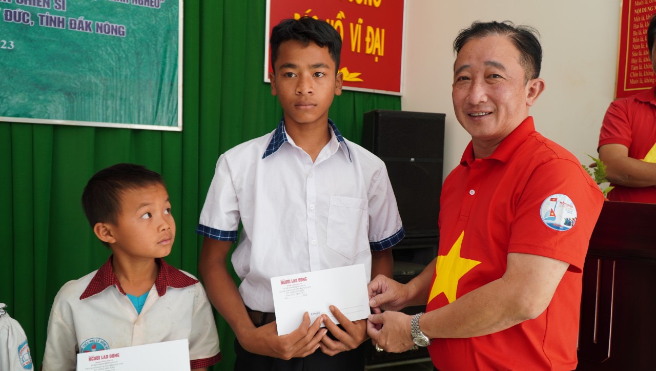 Cờ Tổ quốc bi&ecirc;n cương đến với huyện bi&ecirc;n giới Tuy Đức - Ảnh 4.