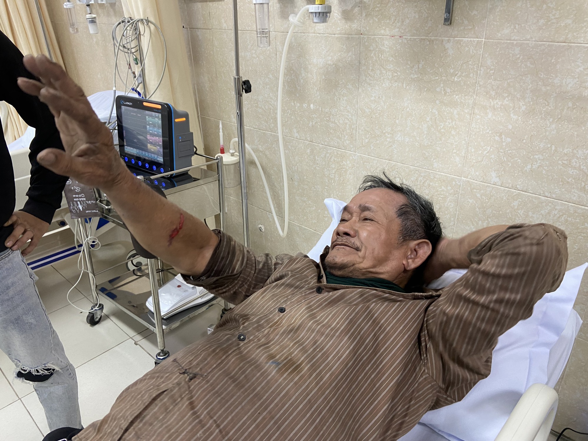 Ớn lạnh thanh th&eacute;p d&agrave;i 2 m&eacute;t từ tr&ecirc;n cao rơi xuống đầu người chạy xe m&aacute;y - Ảnh 3.