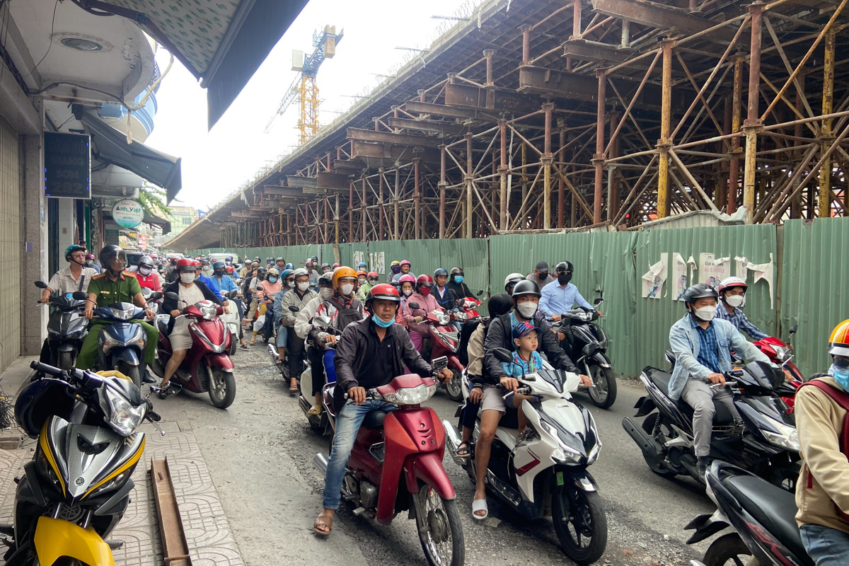 Ớn lạnh thanh th&eacute;p d&agrave;i 2 m&eacute;t từ tr&ecirc;n cao rơi xuống đầu người chạy xe m&aacute;y - Ảnh 1.
