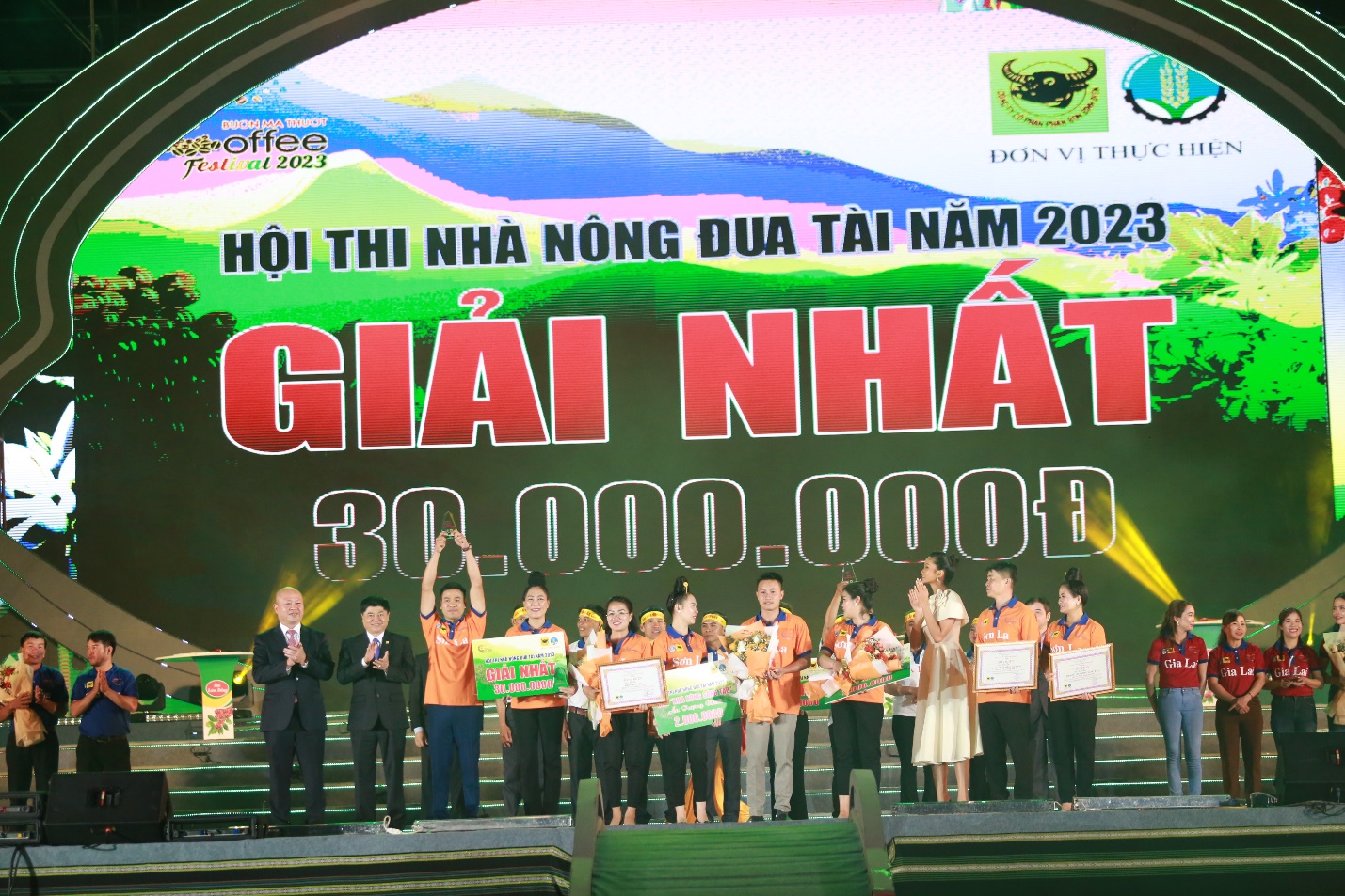 Nh&agrave; n&ocirc;ng đua t&agrave;i tại Lễ hội c&agrave; ph&ecirc;: Phần thưởng cao nhất thuộc về đội Sơn La - Ảnh 6.