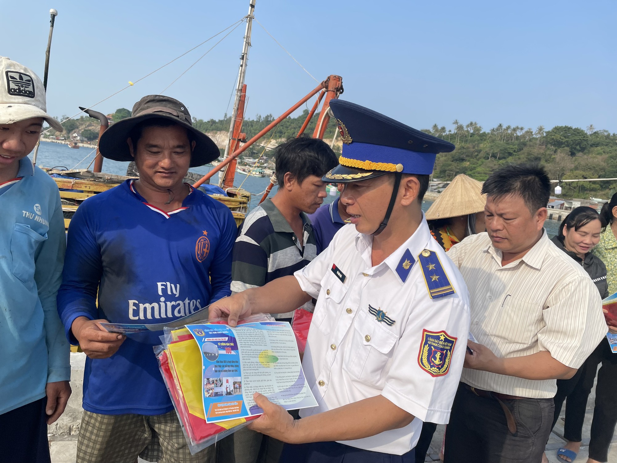V&ugrave;ng Cảnh s&aacute;t biển 4 trao cờ Tổ quốc v&agrave; tuy&ecirc;n truyền về IUU - Ảnh 1.