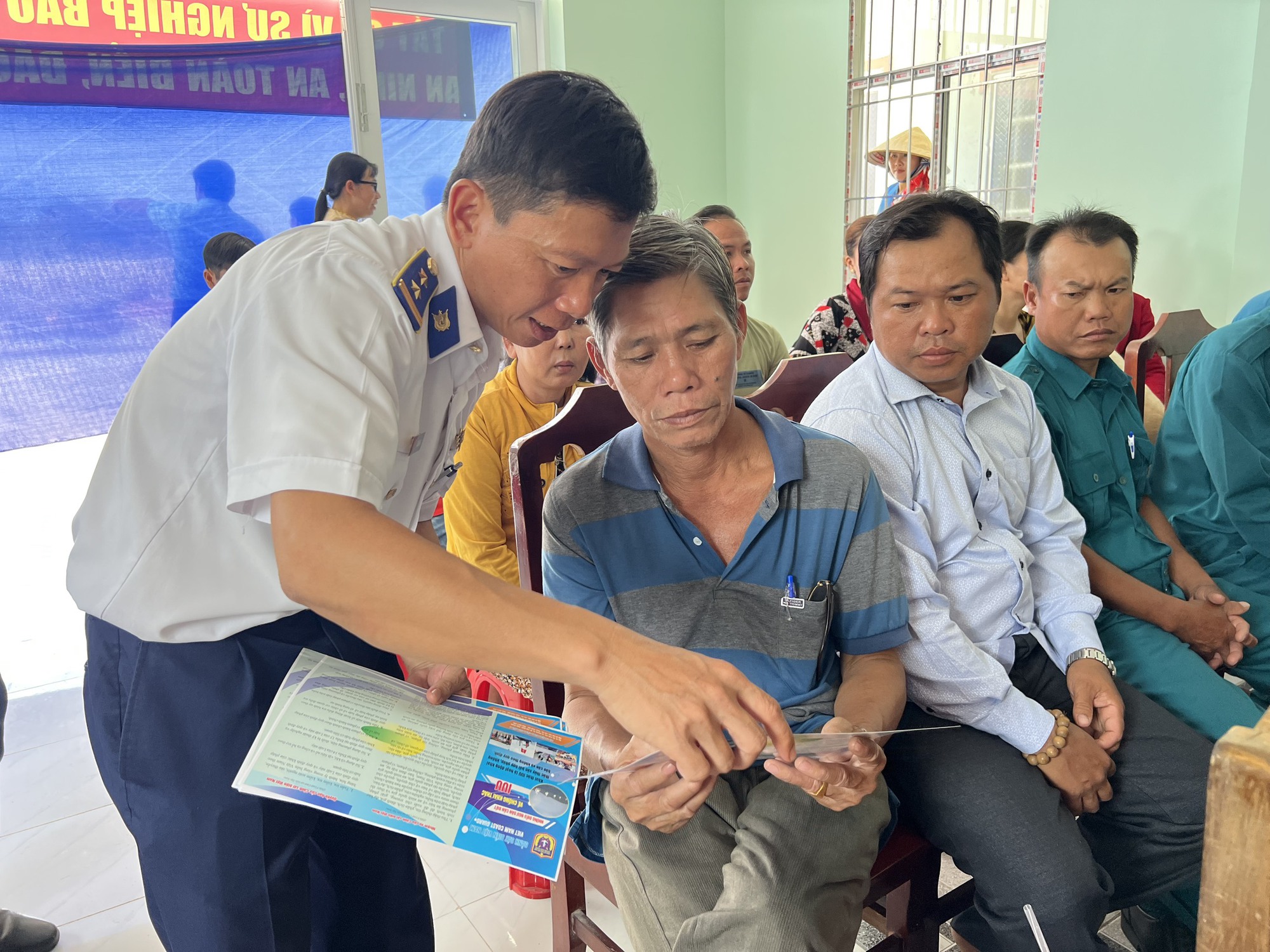V&ugrave;ng Cảnh s&aacute;t biển 4 trao cờ Tổ quốc v&agrave; tuy&ecirc;n truyền về IUU - Ảnh 2.