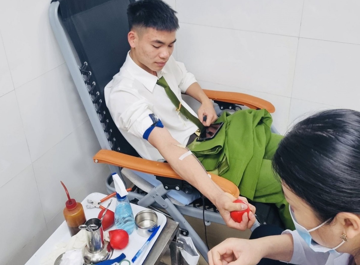Nam cảnh s&aacute;t PCCC hiến m&aacute;u cứu sản phụ qua cơn nguy kịch