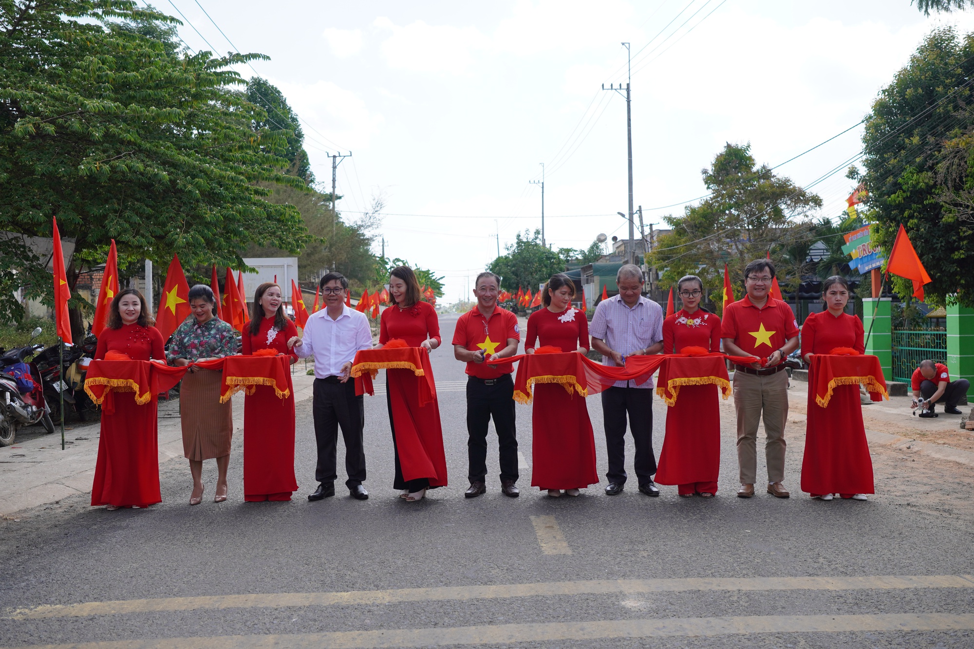 Rực rỡ Đường cờ Tổ quốc ở Đắk Nông - Ảnh 1.