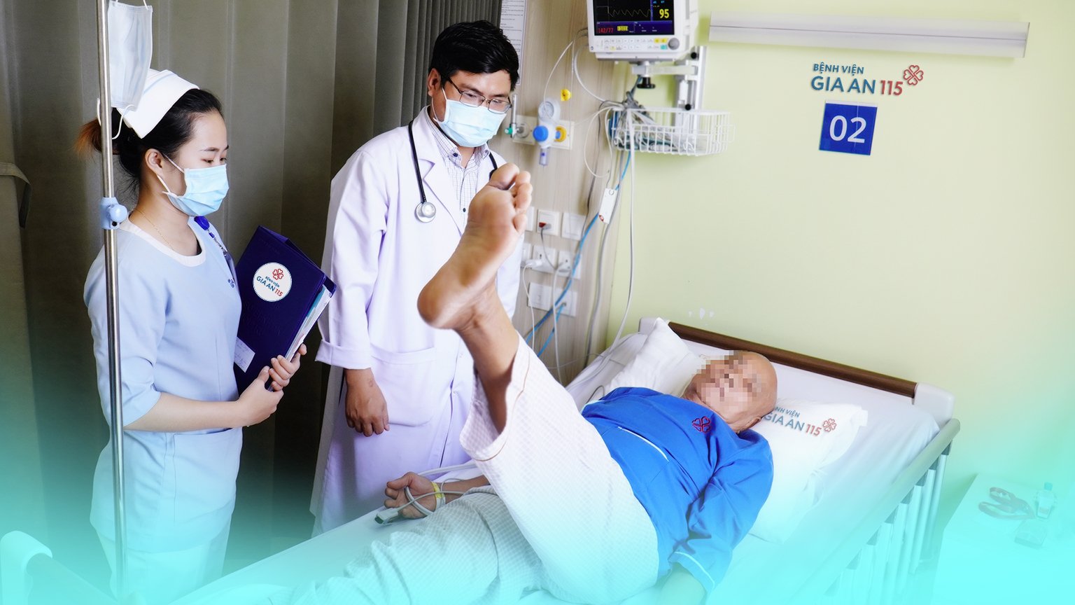 Gi&acirc;y ph&uacute;t cứu cụ &ocirc;ng tưới c&acirc;y rồi ng&atilde; tr&ecirc;n s&acirc;n thượng - Ảnh 1.