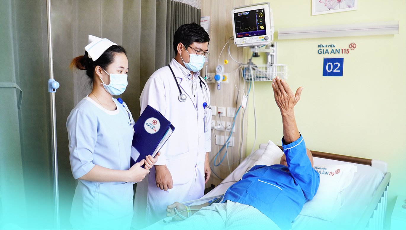 Giây phút cứu cụ ông tưới cây rồi ngã trên sân thượng