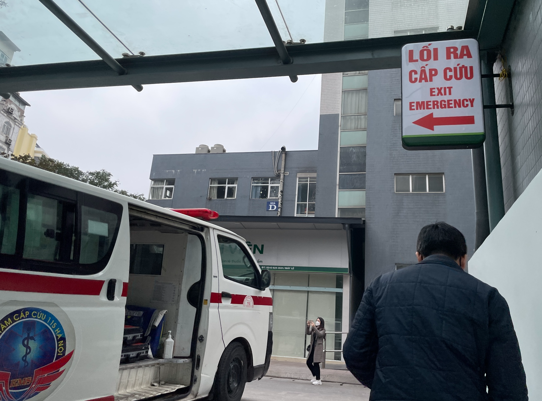 Bệnh viện lên tiếng về thông tin "chuyển tiền để con được cấp cứu"