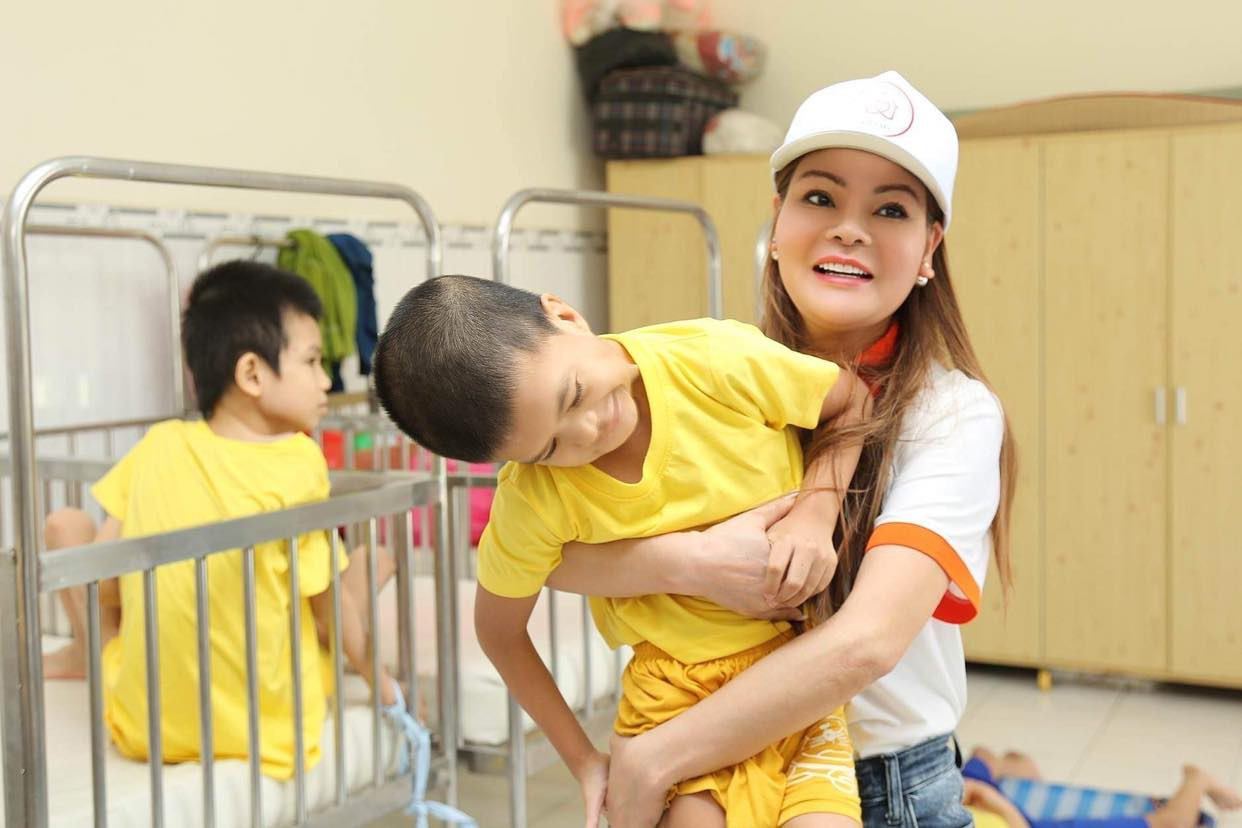 Hoa hậu Thanh Mai, MC Đức Tiến tặng qu&agrave; cho trẻ em ngh&egrave;o - Ảnh 2.