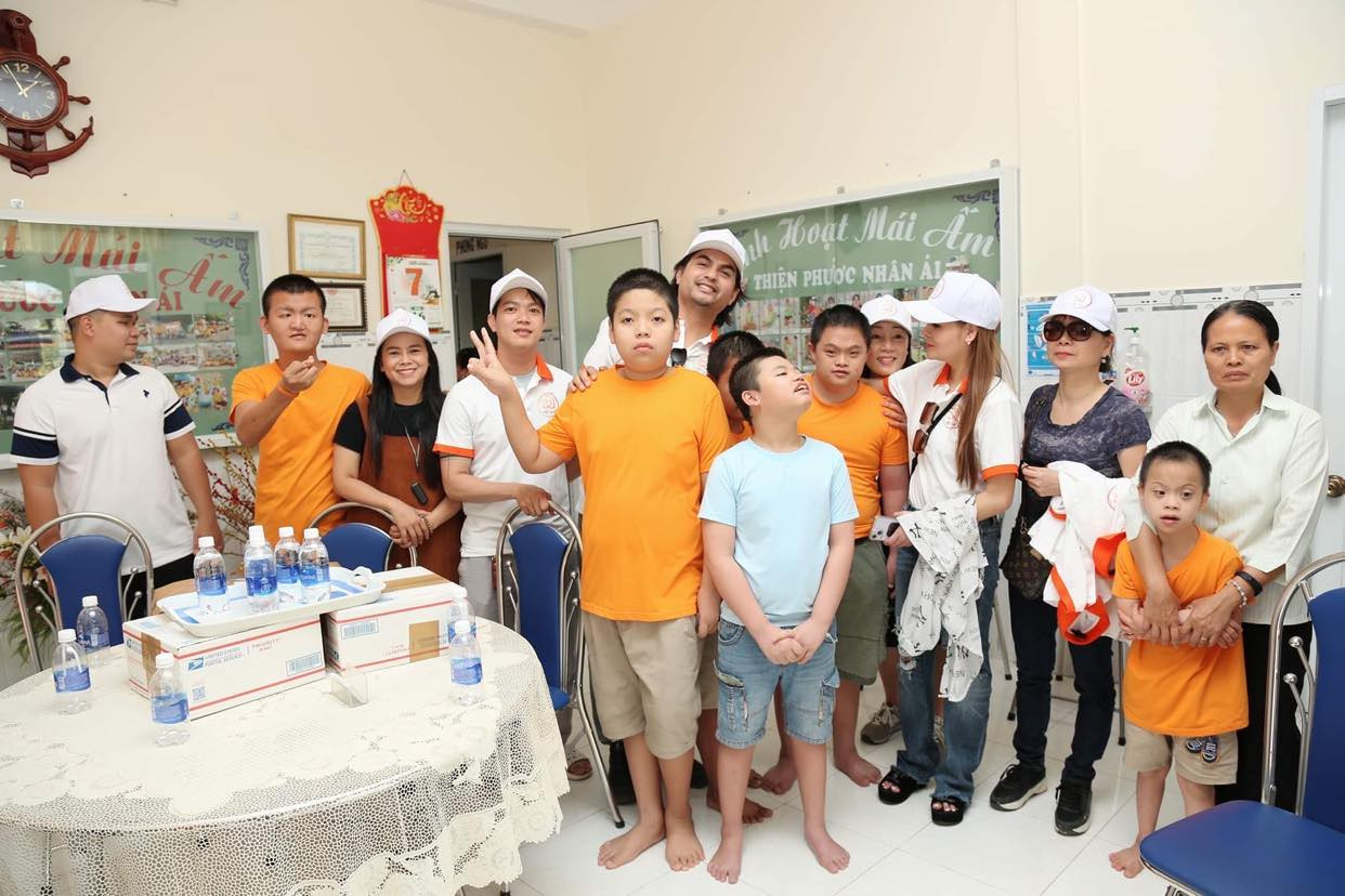 Hoa hậu Thanh Mai, MC Đức Tiến tặng qu&agrave; cho trẻ em ngh&egrave;o - Ảnh 4.