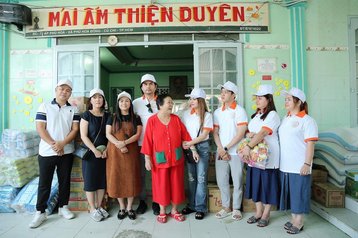 Hoa hậu Thanh Mai, MC Đức Tiến tặng qu&agrave; cho trẻ em ngh&egrave;o - Ảnh 3.